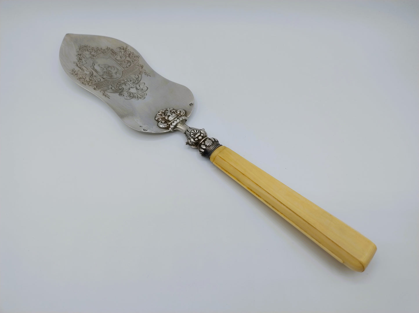 Zilveren taartschep met benen heft, E. Callot, Parijs, ca. 1850