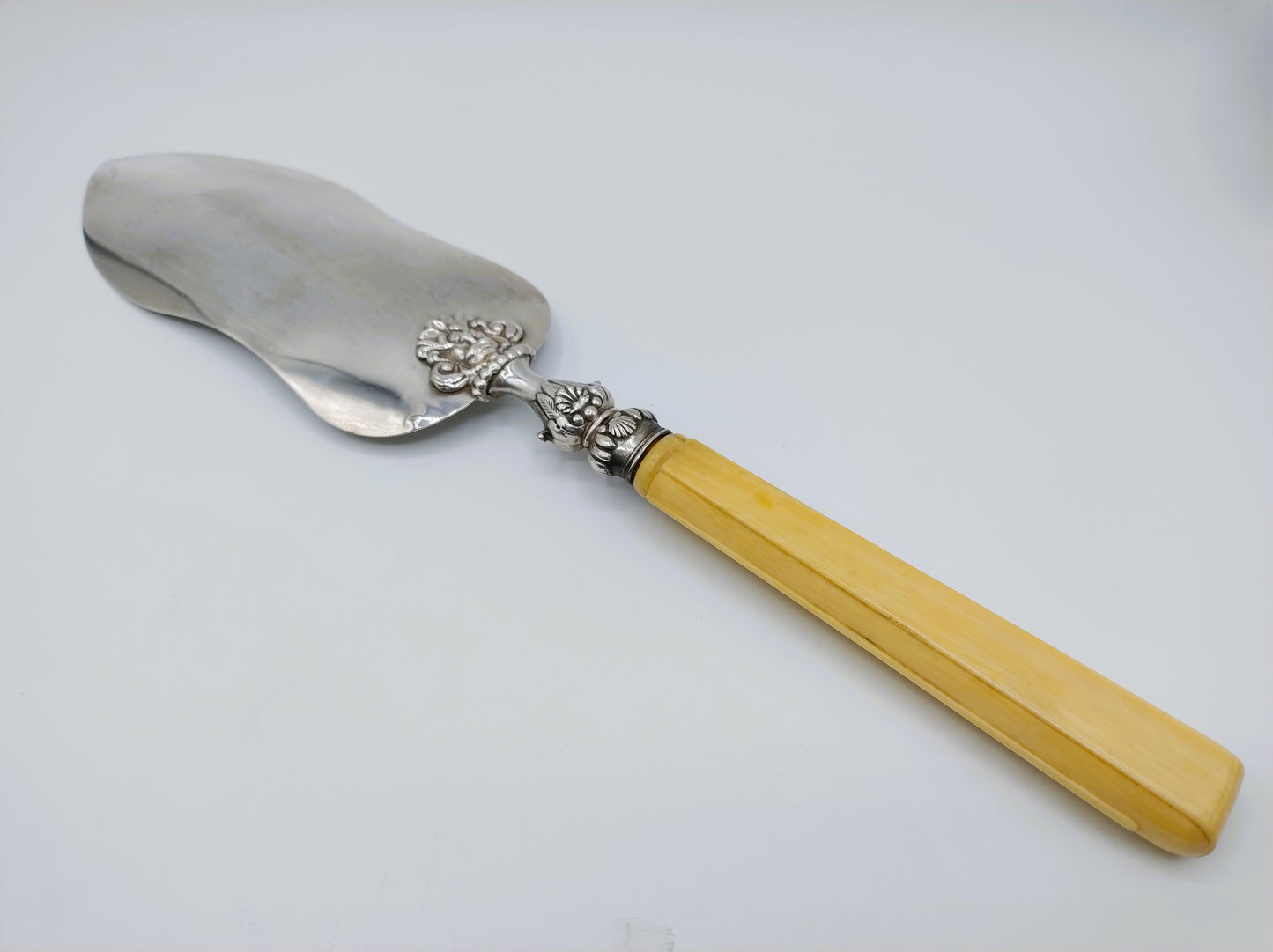 Zilveren taartschep met benen heft, E. Callot, Parijs, ca. 1850