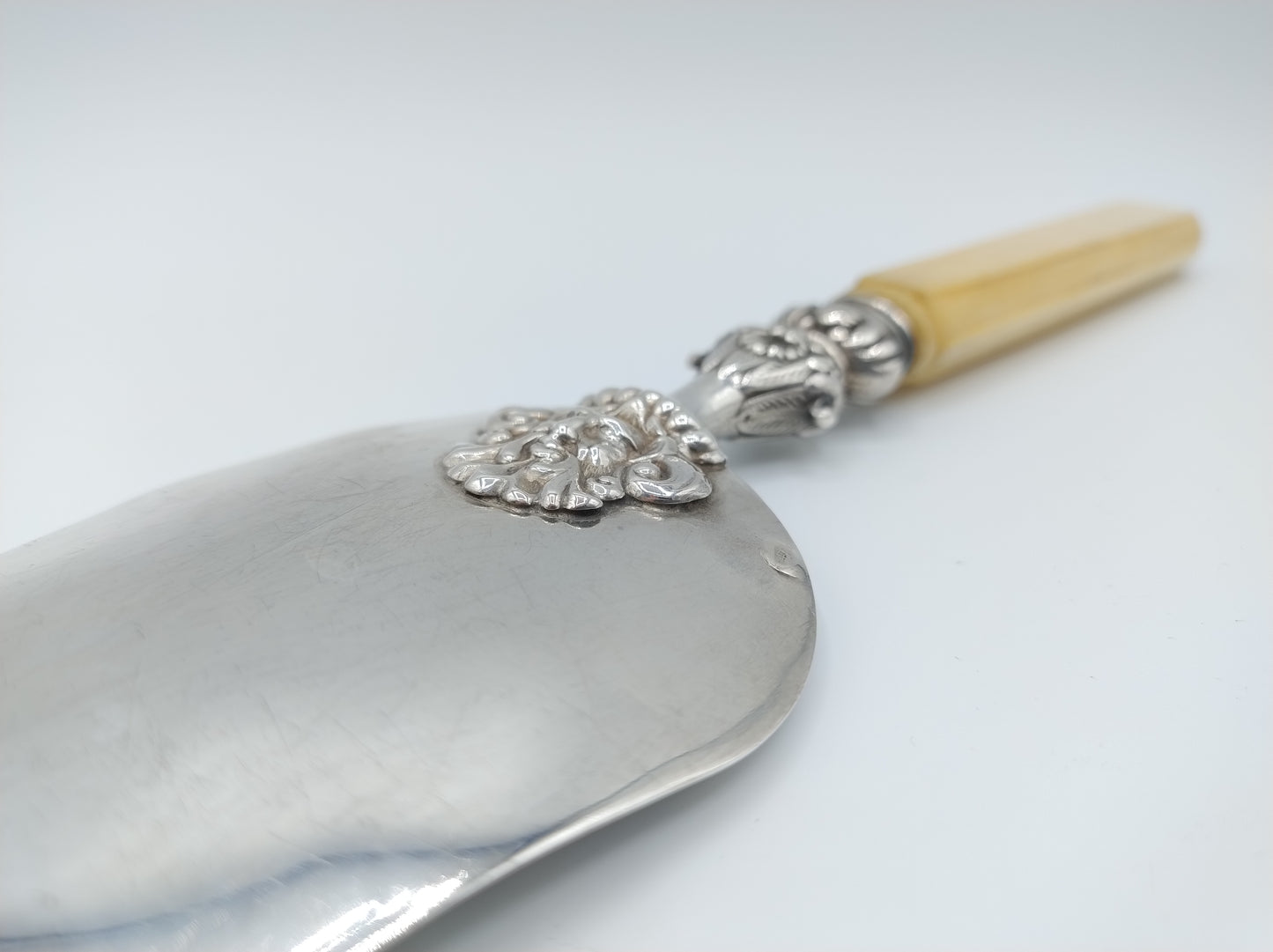 Zilveren taartschep met benen heft, E. Callot, Parijs, ca. 1850