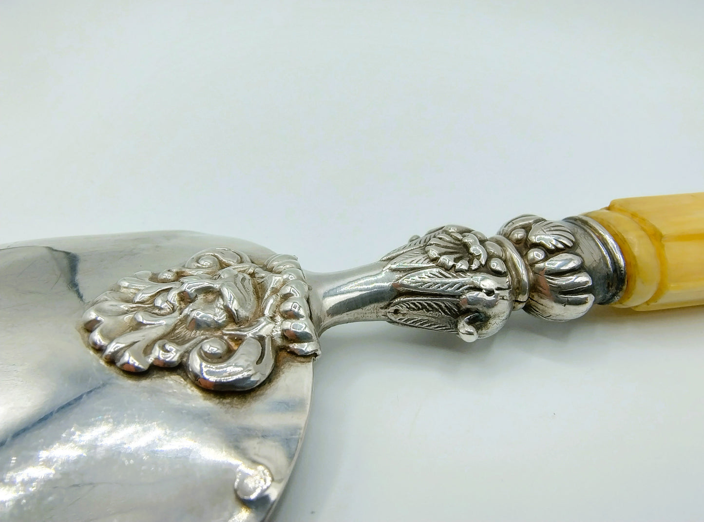 Zilveren taartschep met benen heft, E. Callot, Parijs, ca. 1850