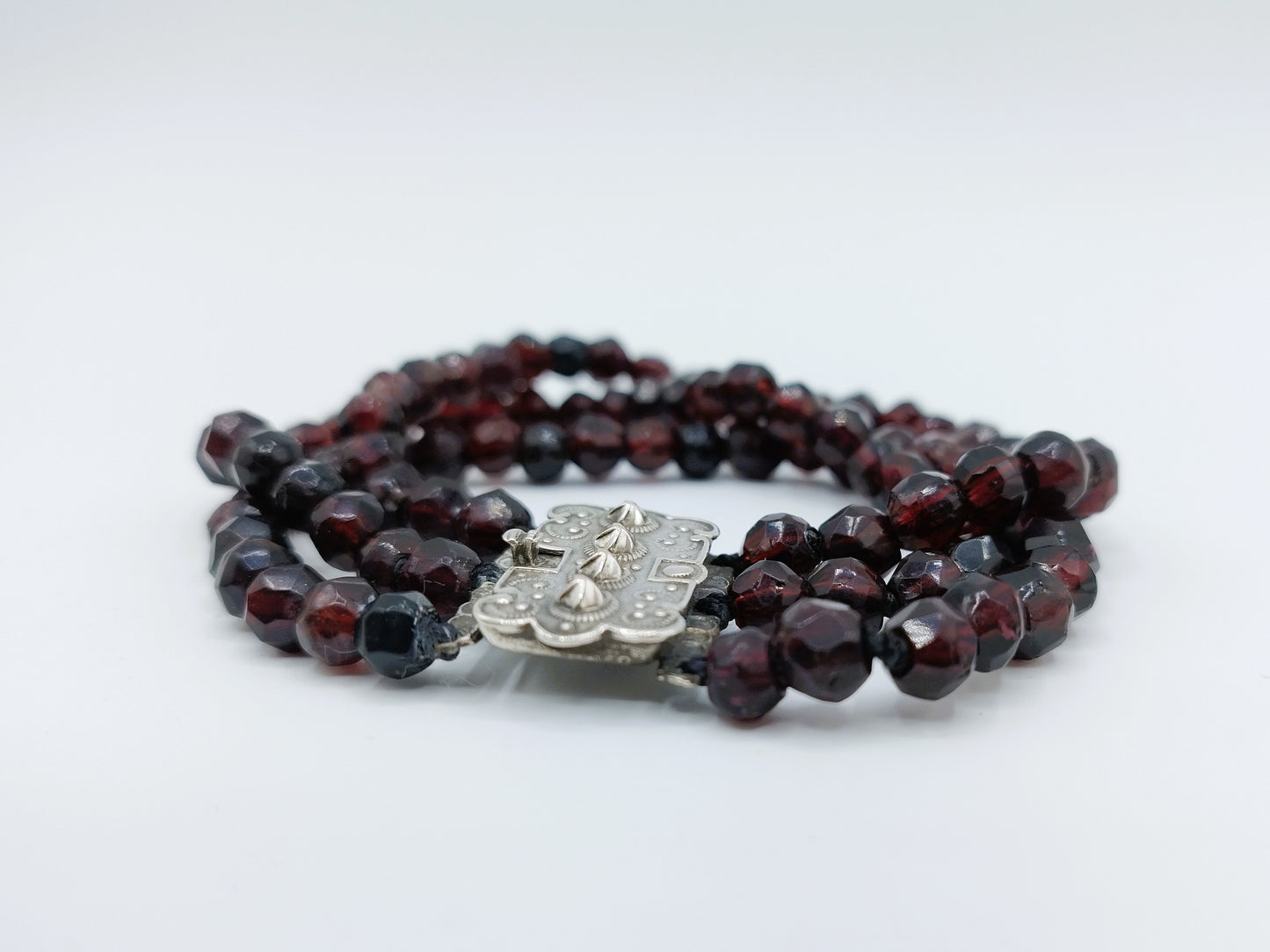 Granaten armband met zilveren slot, 18 cm