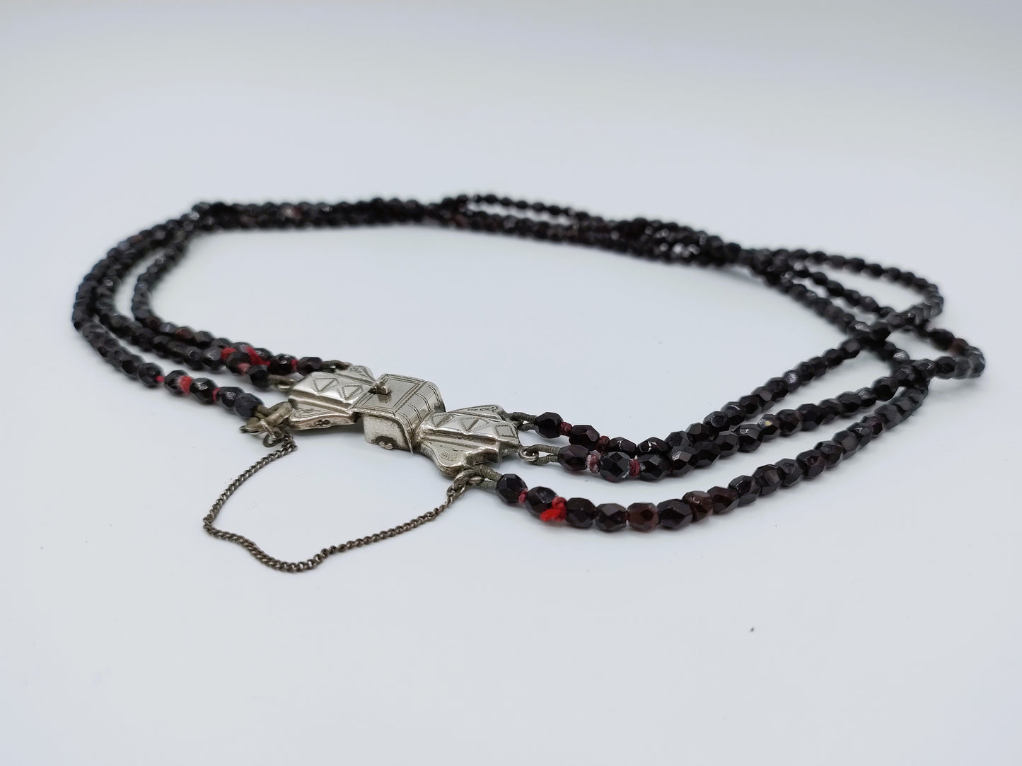 Granaten ketting met zilveren bijbel slot, 41 cm