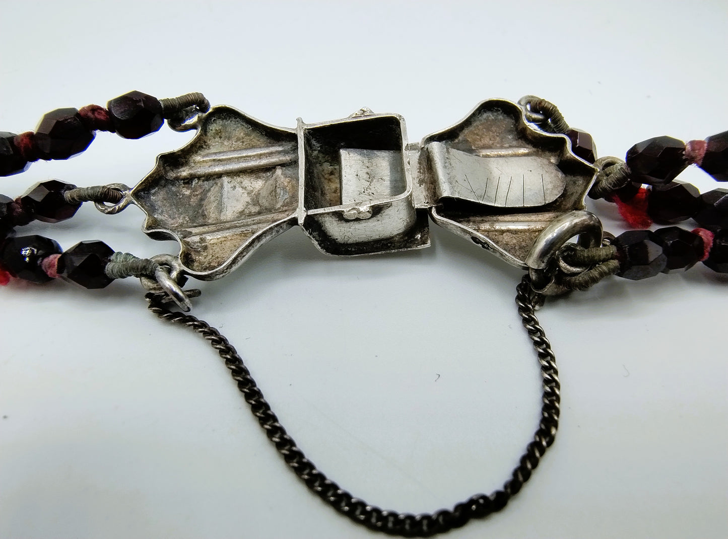 Granaten ketting met zilveren bijbel slot, 41 cm