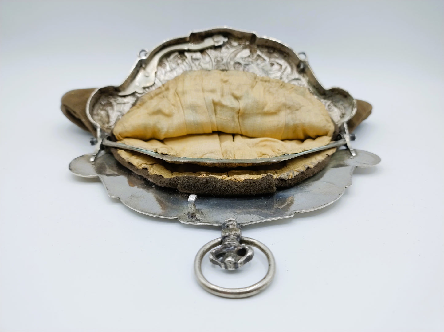 Zilveren tasbeugel met fluwelen tas, A. Offringa, Huizum, 1797