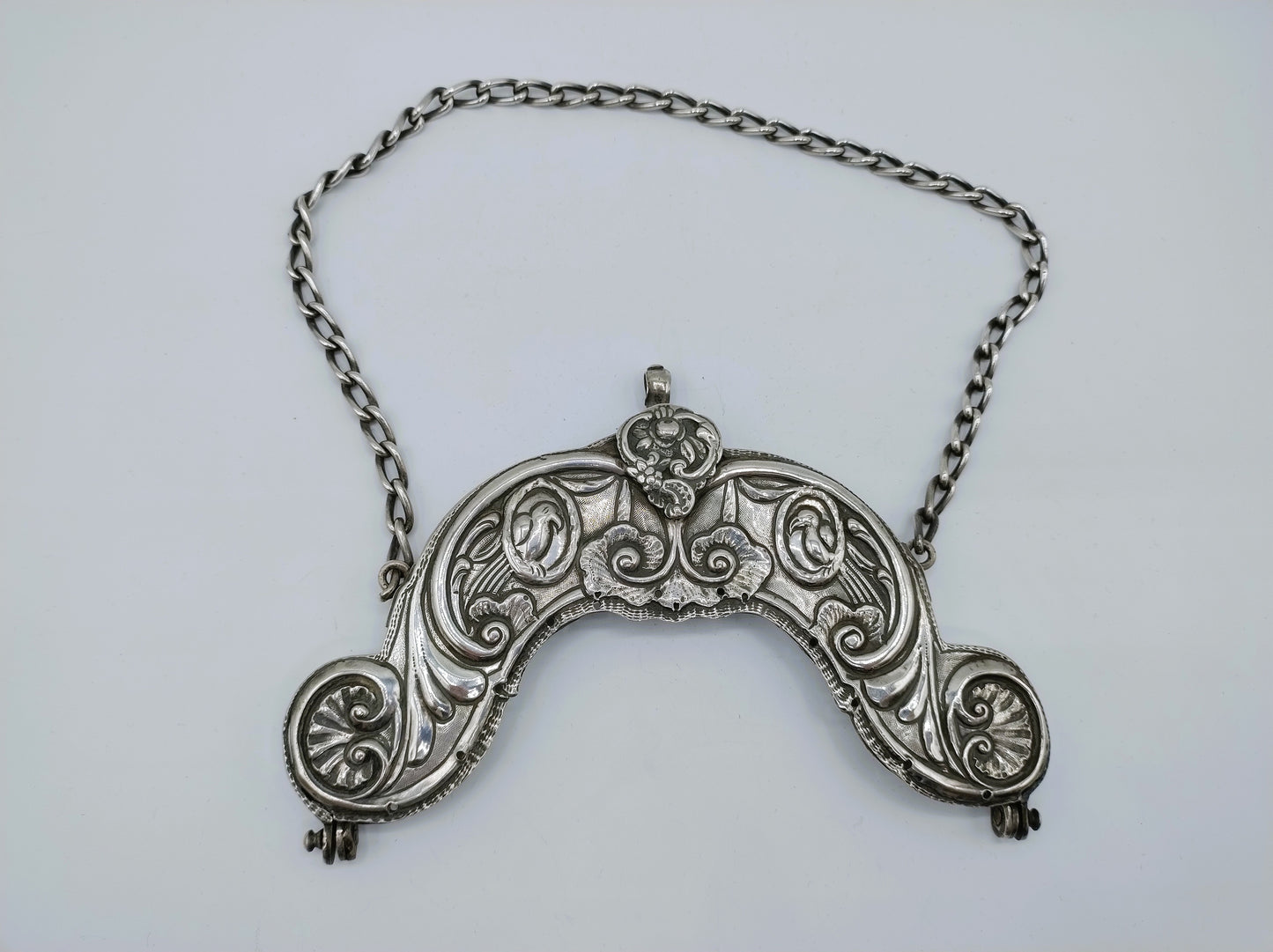 Zilveren tasbeugel met ketting, H.N. Hubert, Groningen, ca. 1790