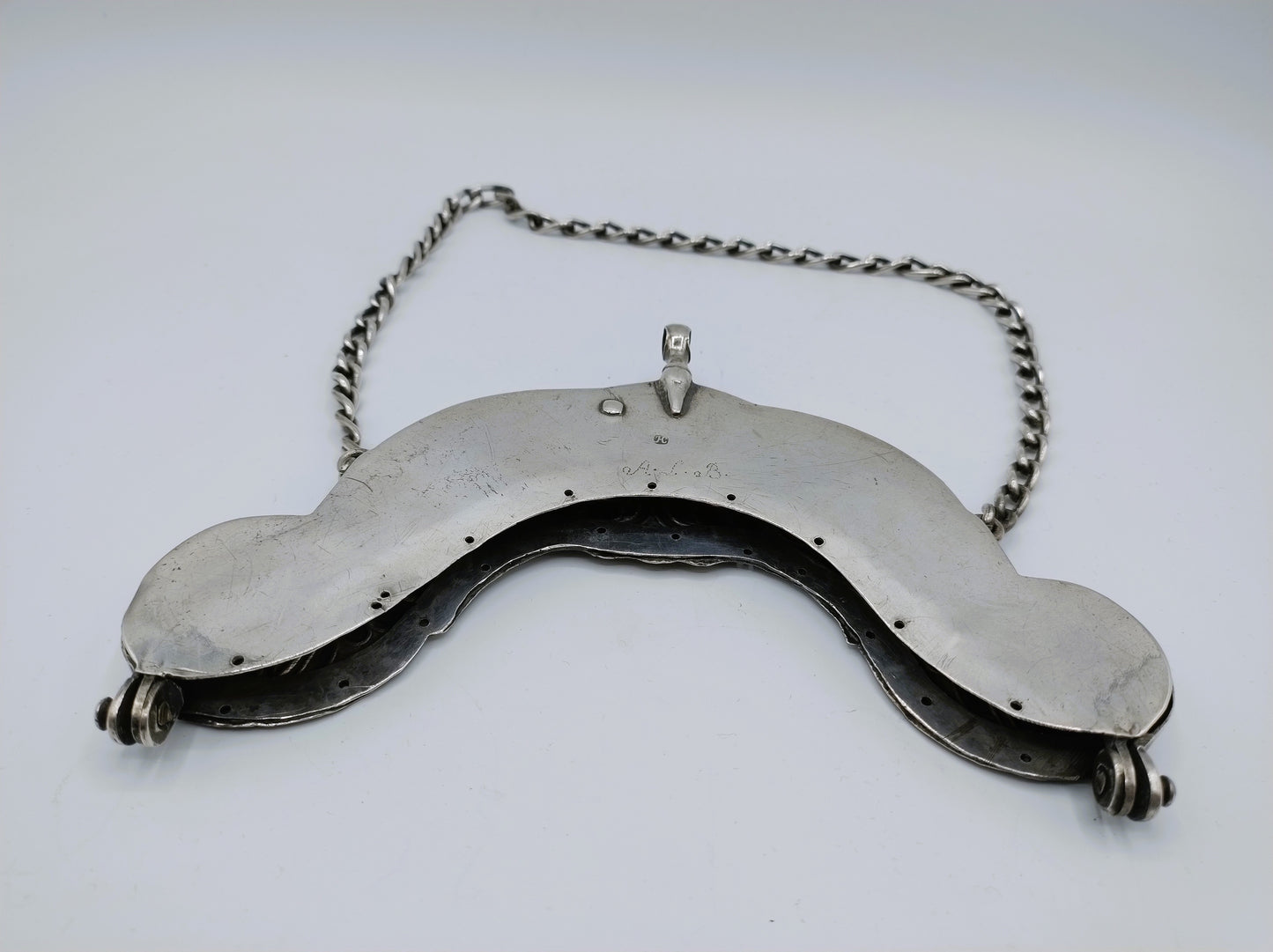 Zilveren tasbeugel met ketting, H.N. Hubert, Groningen, ca. 1790