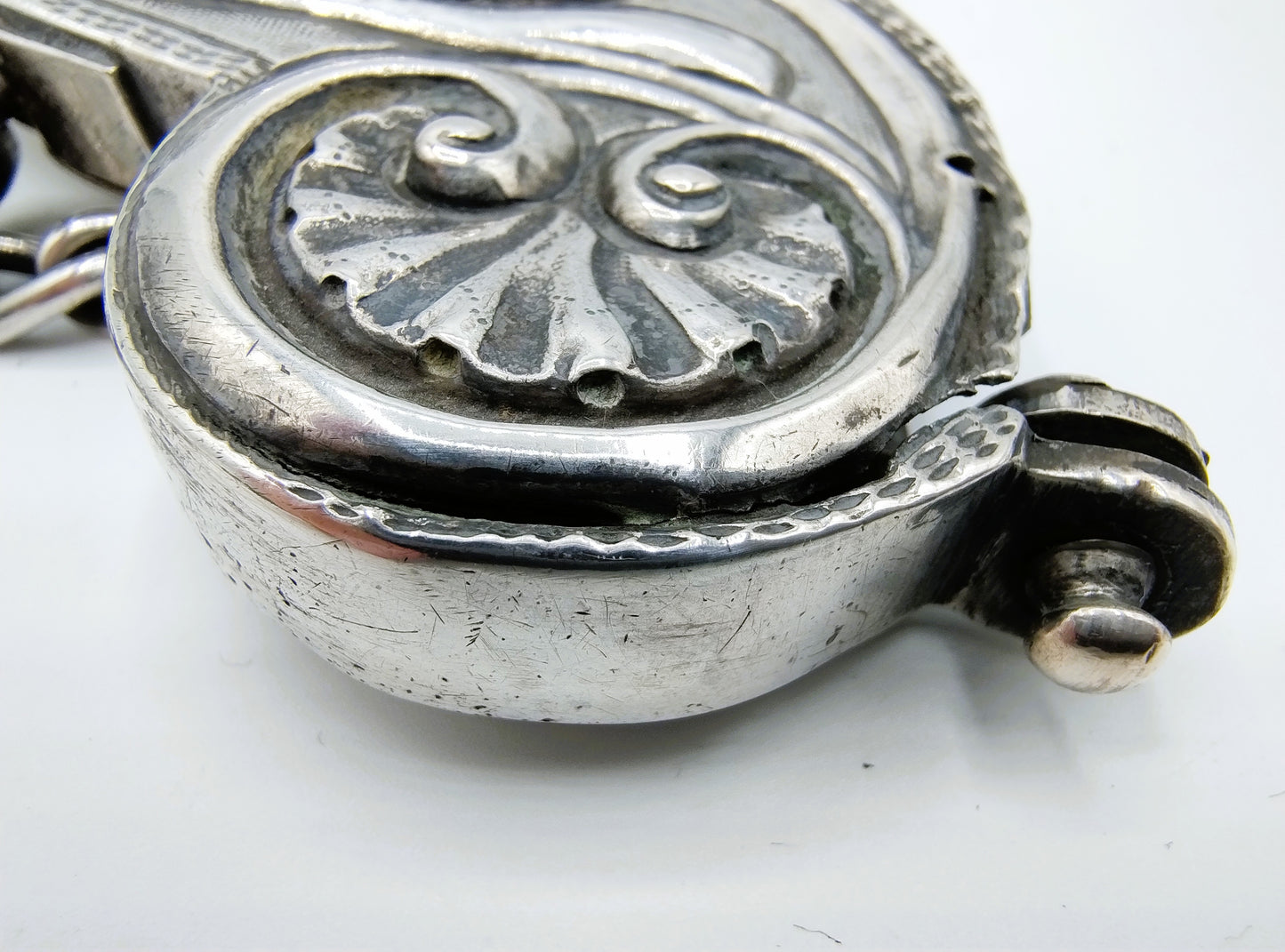 Zilveren tasbeugel met ketting, H.N. Hubert, Groningen, ca. 1790