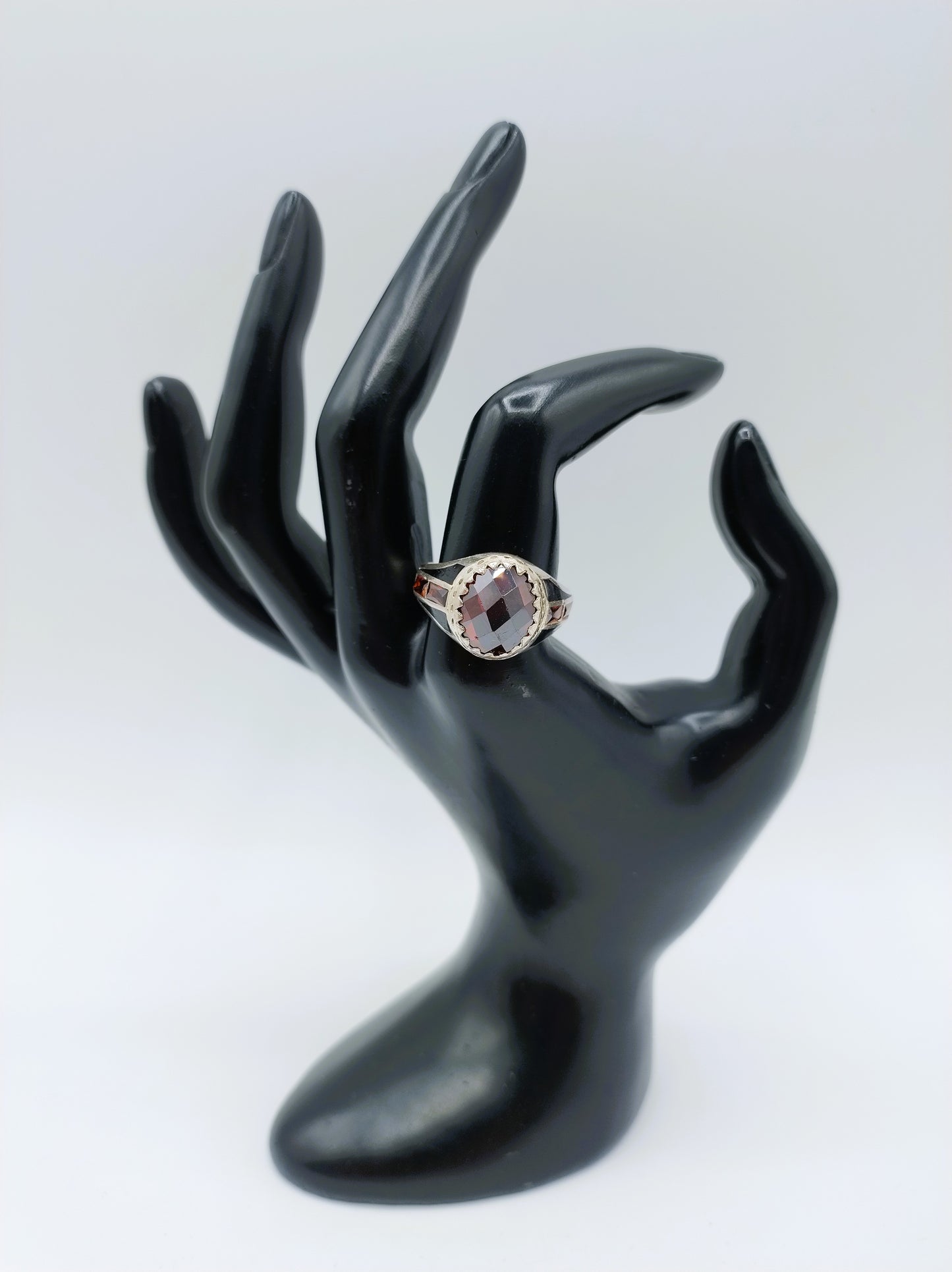 Zilveren ruby ring, 19.5 mm