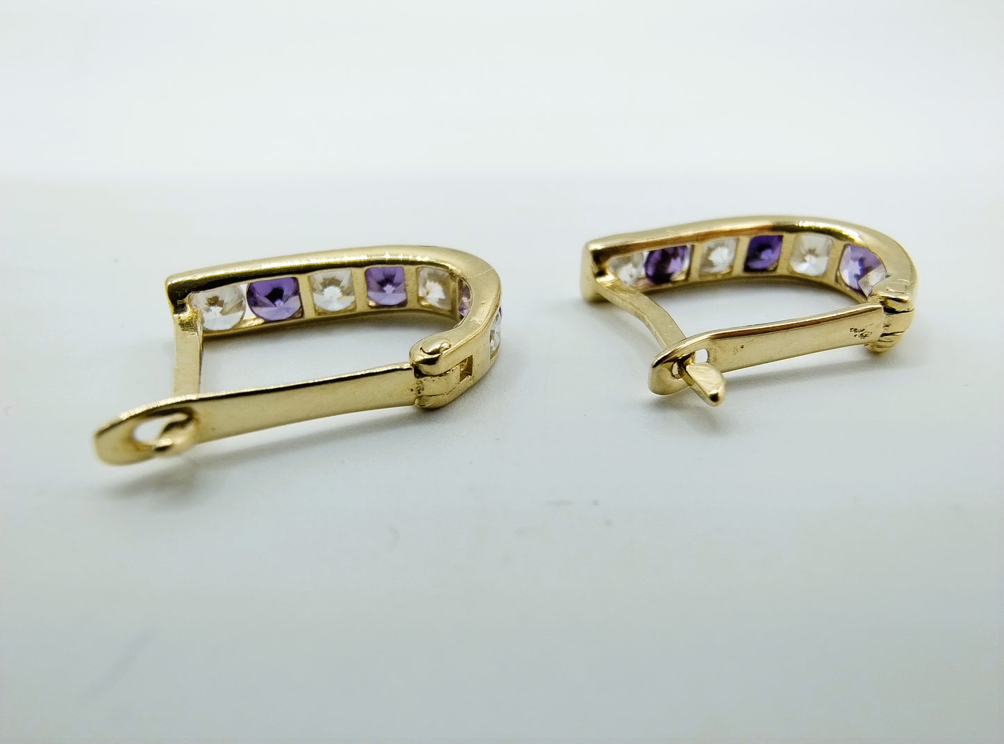 Goldohrringe mit Zirkonia und Amethyst