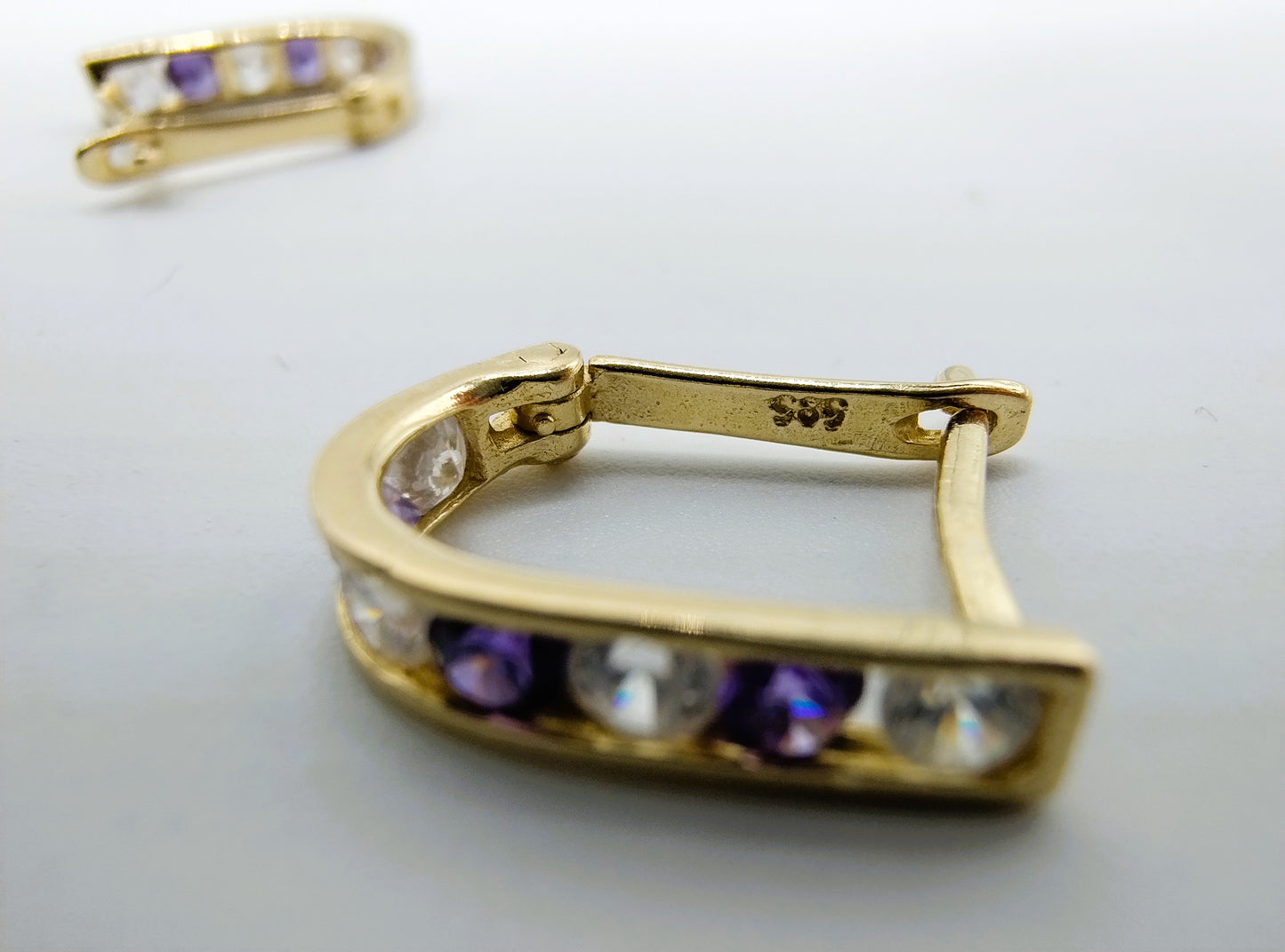 Goldohrringe mit Zirkonia und Amethyst