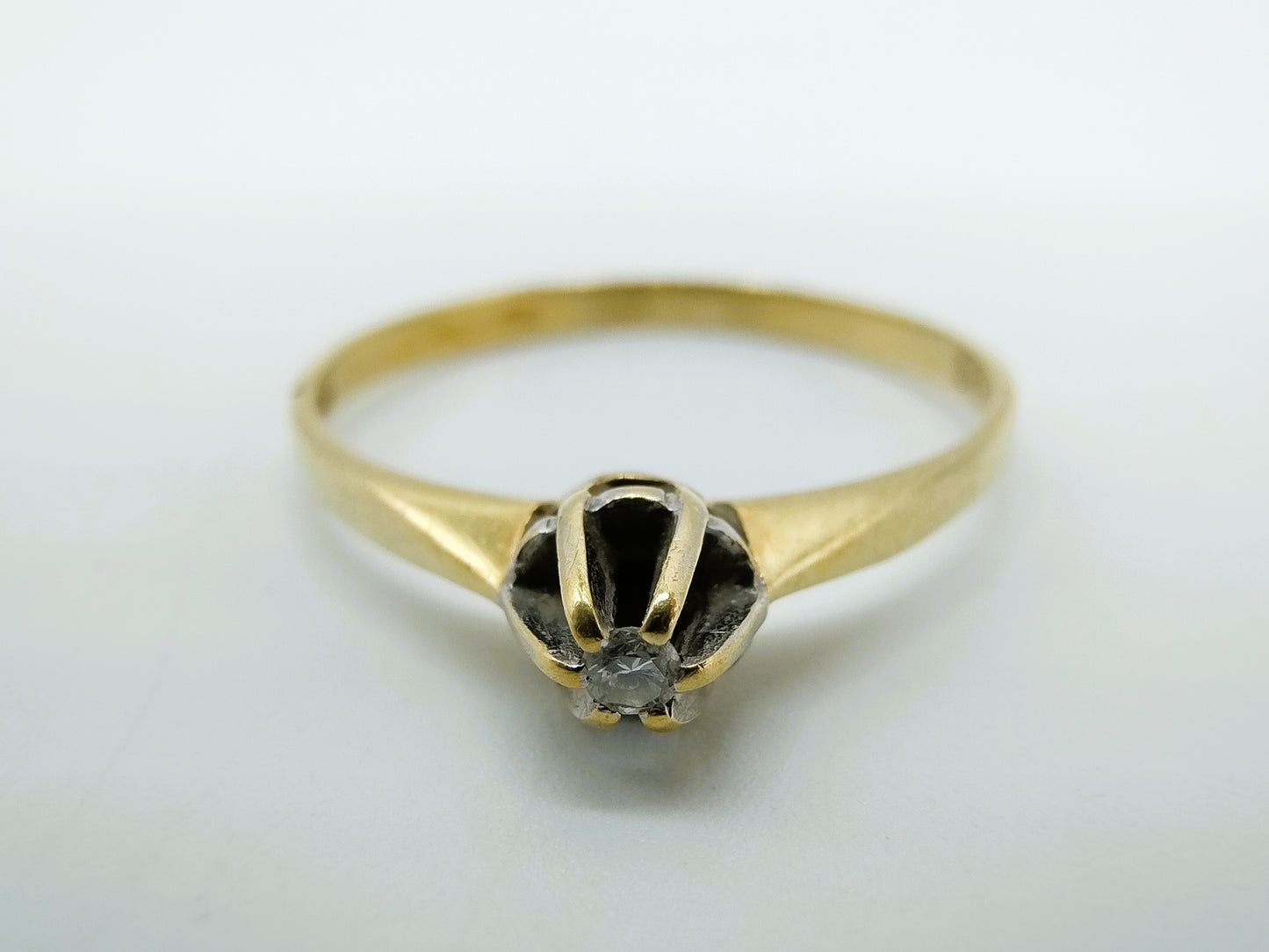 Gouden solitairring met diamant, 17 mm