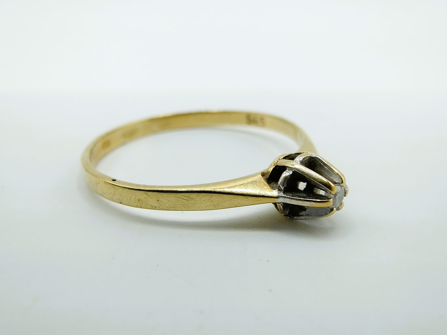 Gouden solitairring met diamant, 17 mm