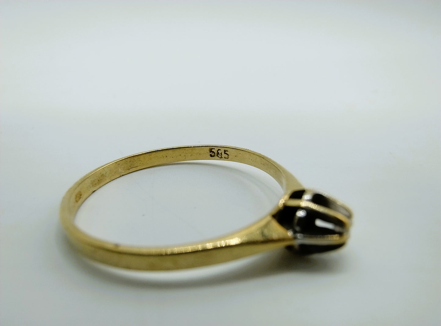 Gouden solitairring met diamant, 17 mm