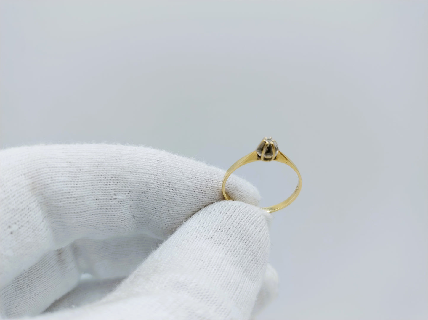 Gouden solitairring met diamant, 17 mm