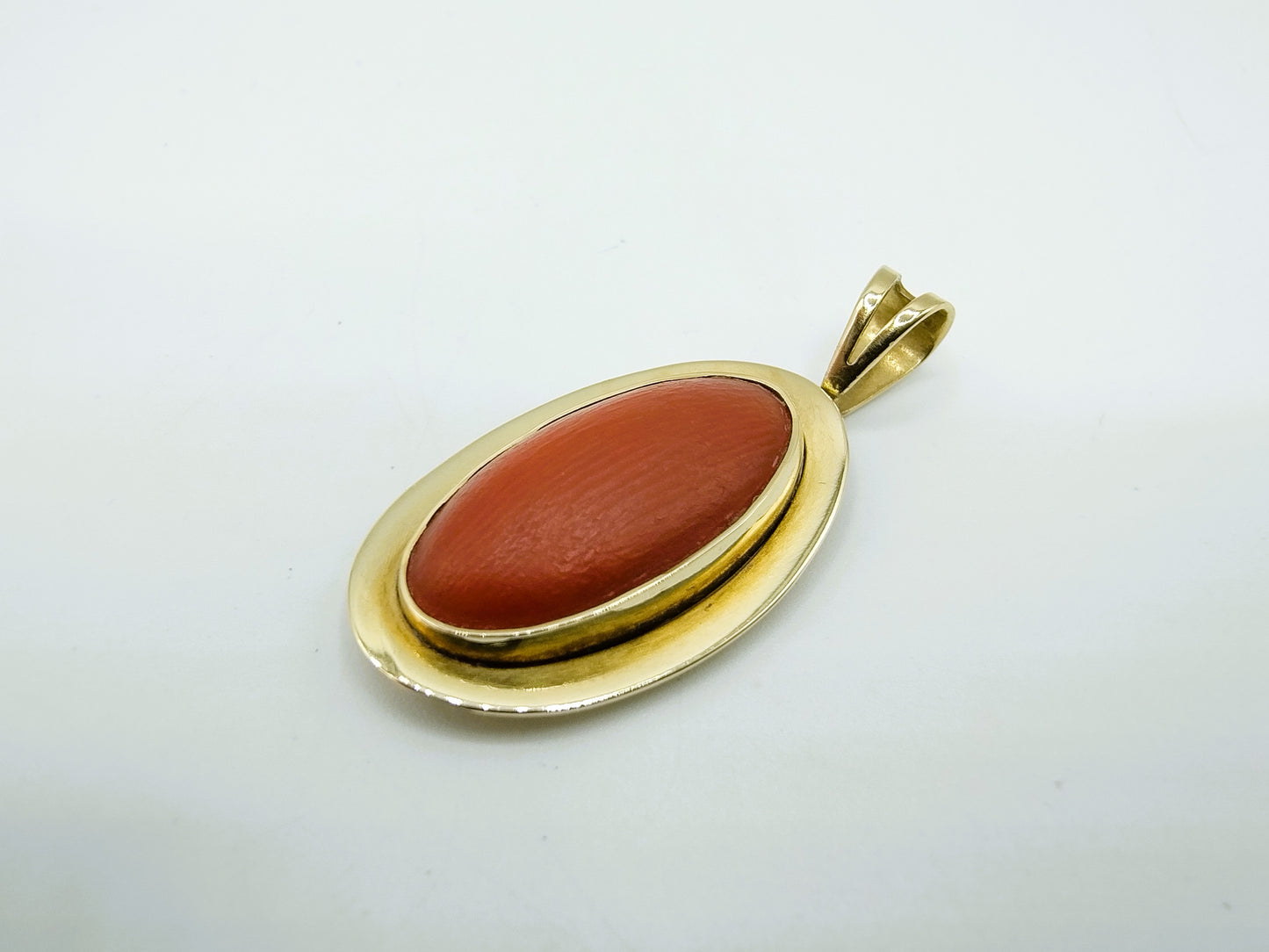 Gouden hanger met bloedkoraal, 14 karaats