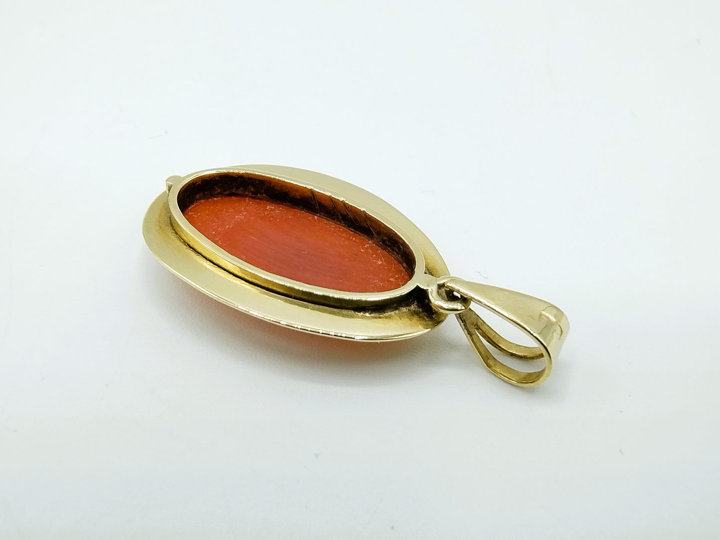 Gouden hanger met bloedkoraal, 14 karaats