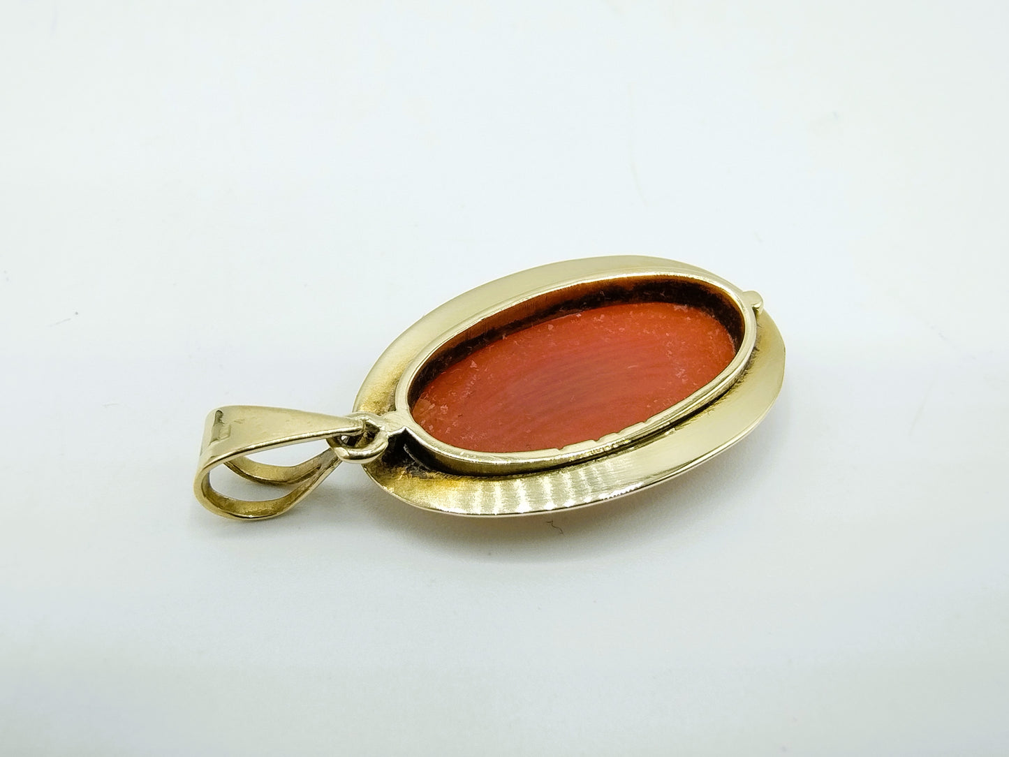 Gouden hanger met bloedkoraal, 14 karaats