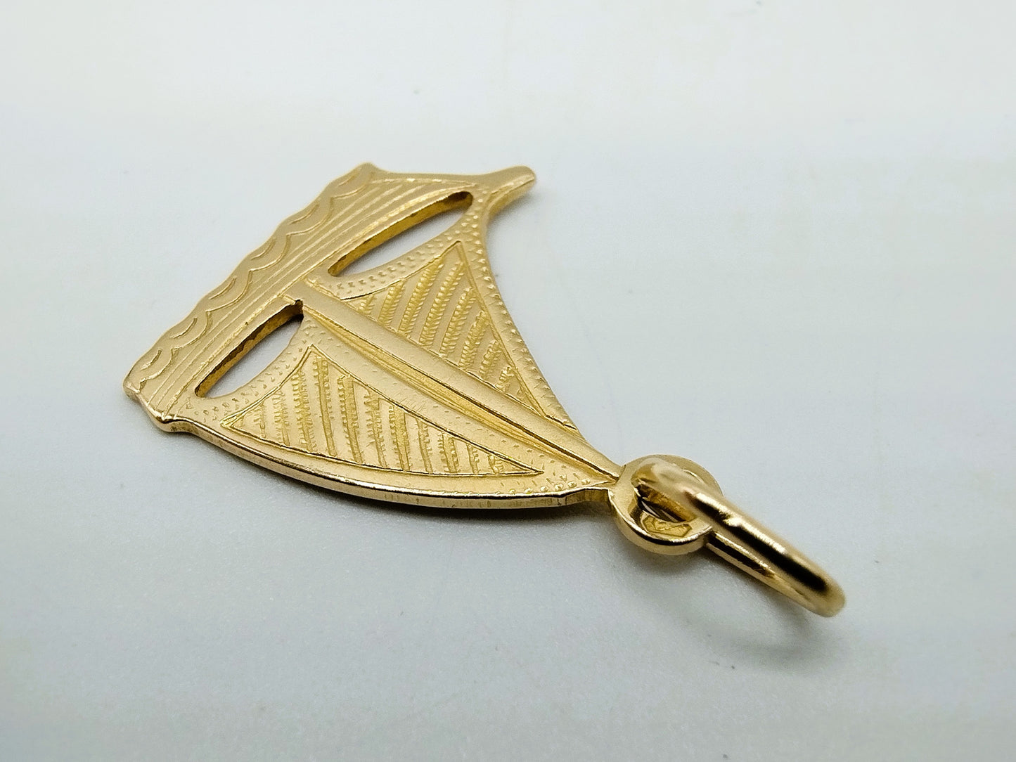 Gouden hanger van een zeilboot, 14 karaats