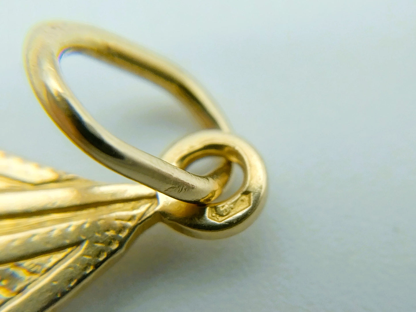 Gouden hanger van een zeilboot, 14 karaats
