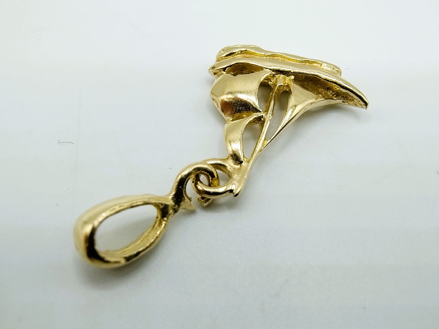 Gouden hanger van een zeilboot, 14 karaats