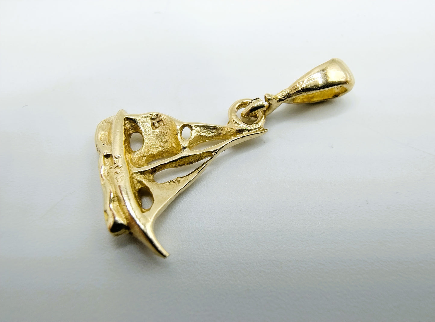 Gouden hanger van een zeilboot, 14 karaats
