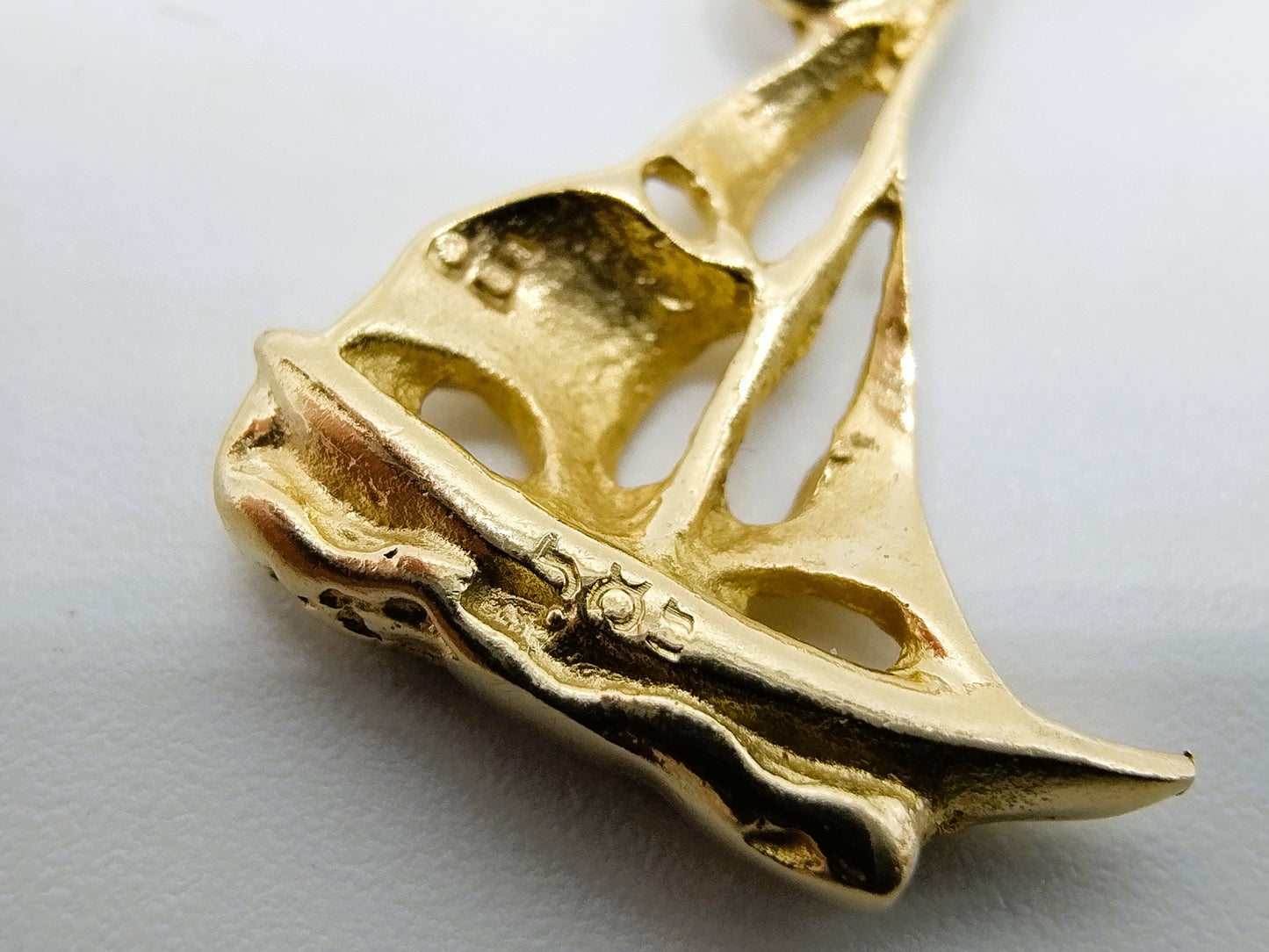 Gouden hanger van een zeilboot, 14 karaats