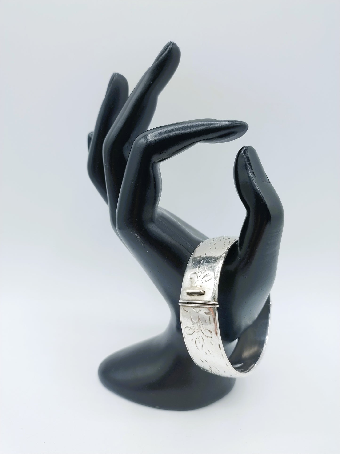 Zilveren armband met bloemmotief, Engeland.