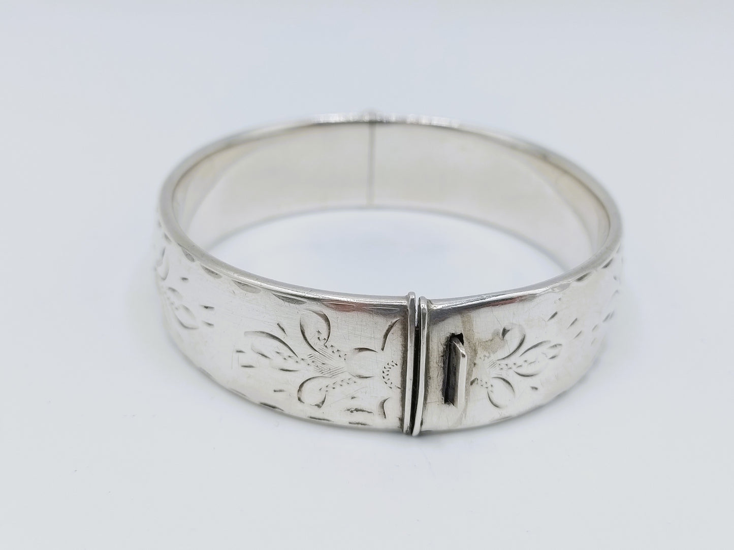 Zilveren armband met bloemmotief, Engeland.