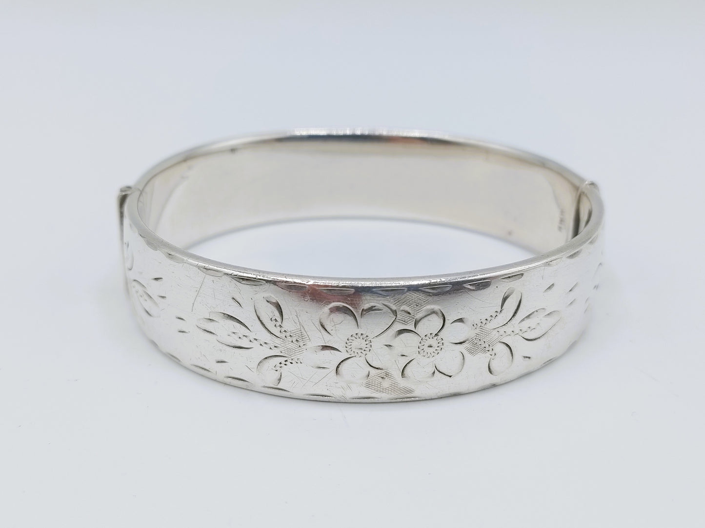 Zilveren armband met bloemmotief, Engeland.