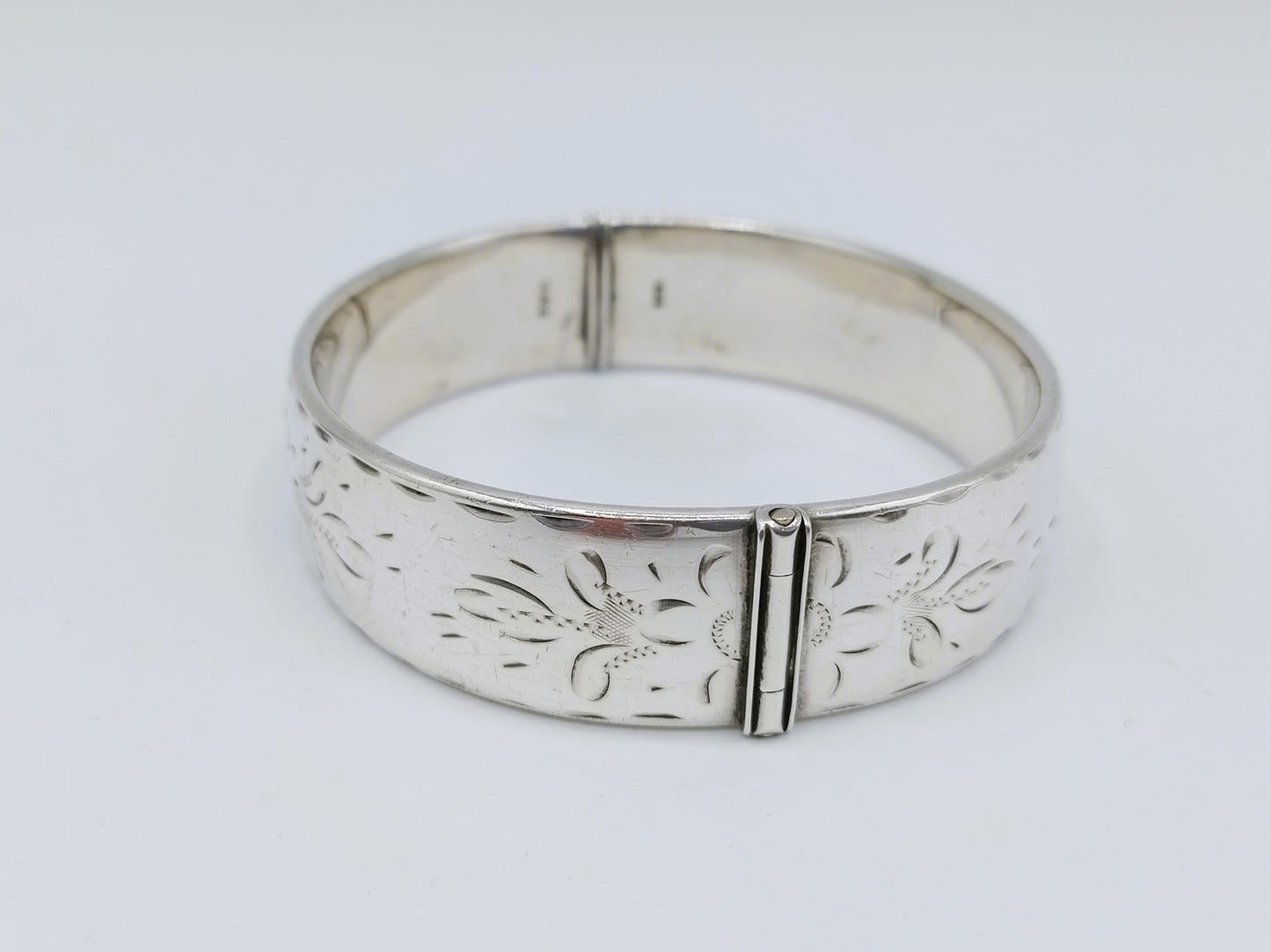 Zilveren armband met bloemmotief, Engeland.