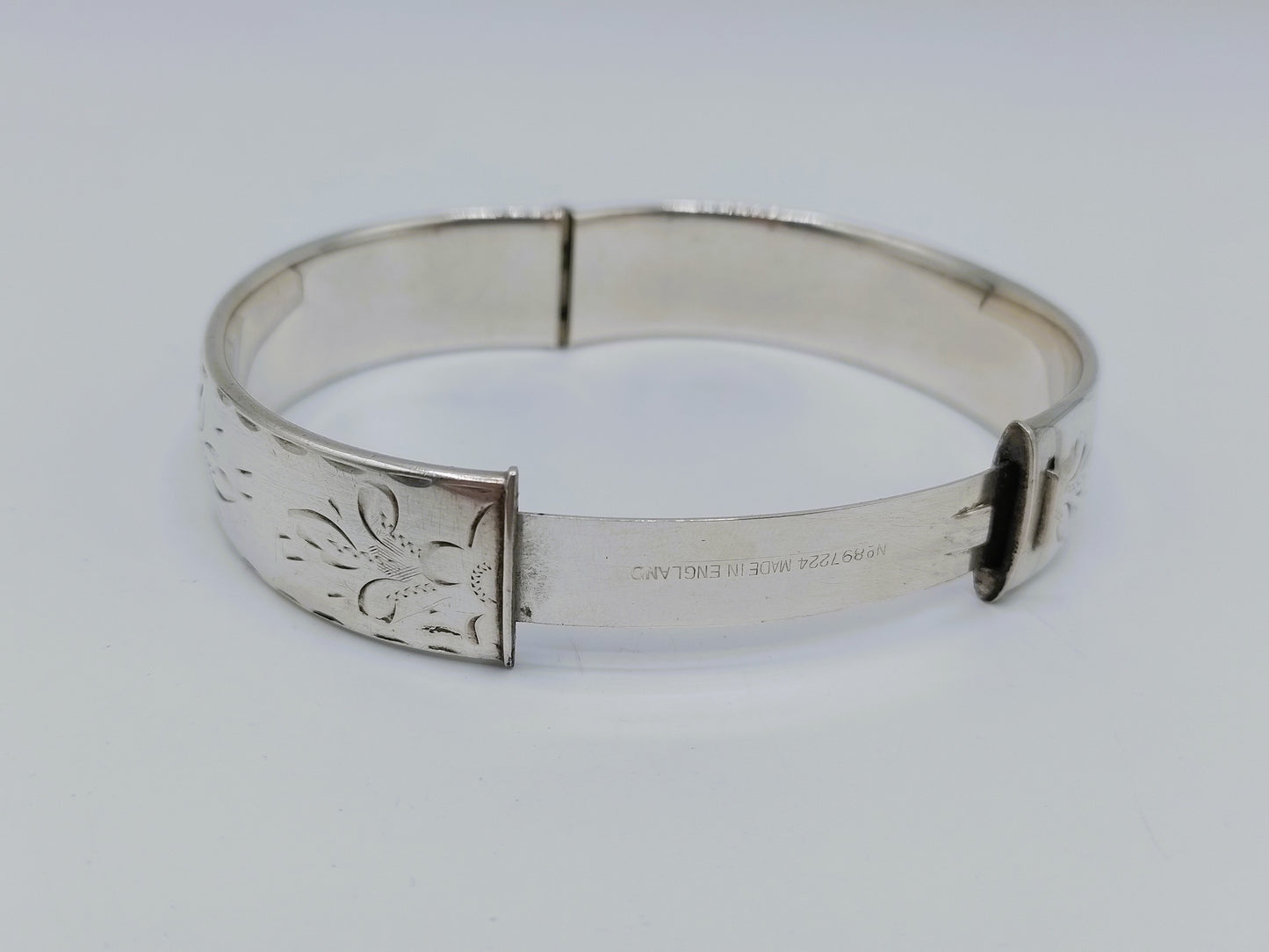 Zilveren armband met bloemmotief, Engeland.