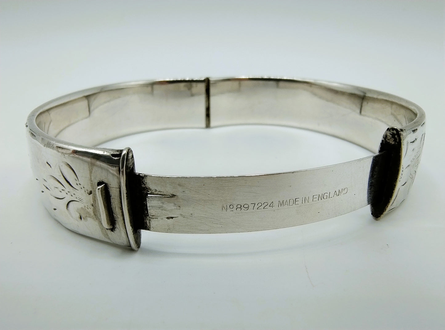 Zilveren armband met bloemmotief, Engeland.