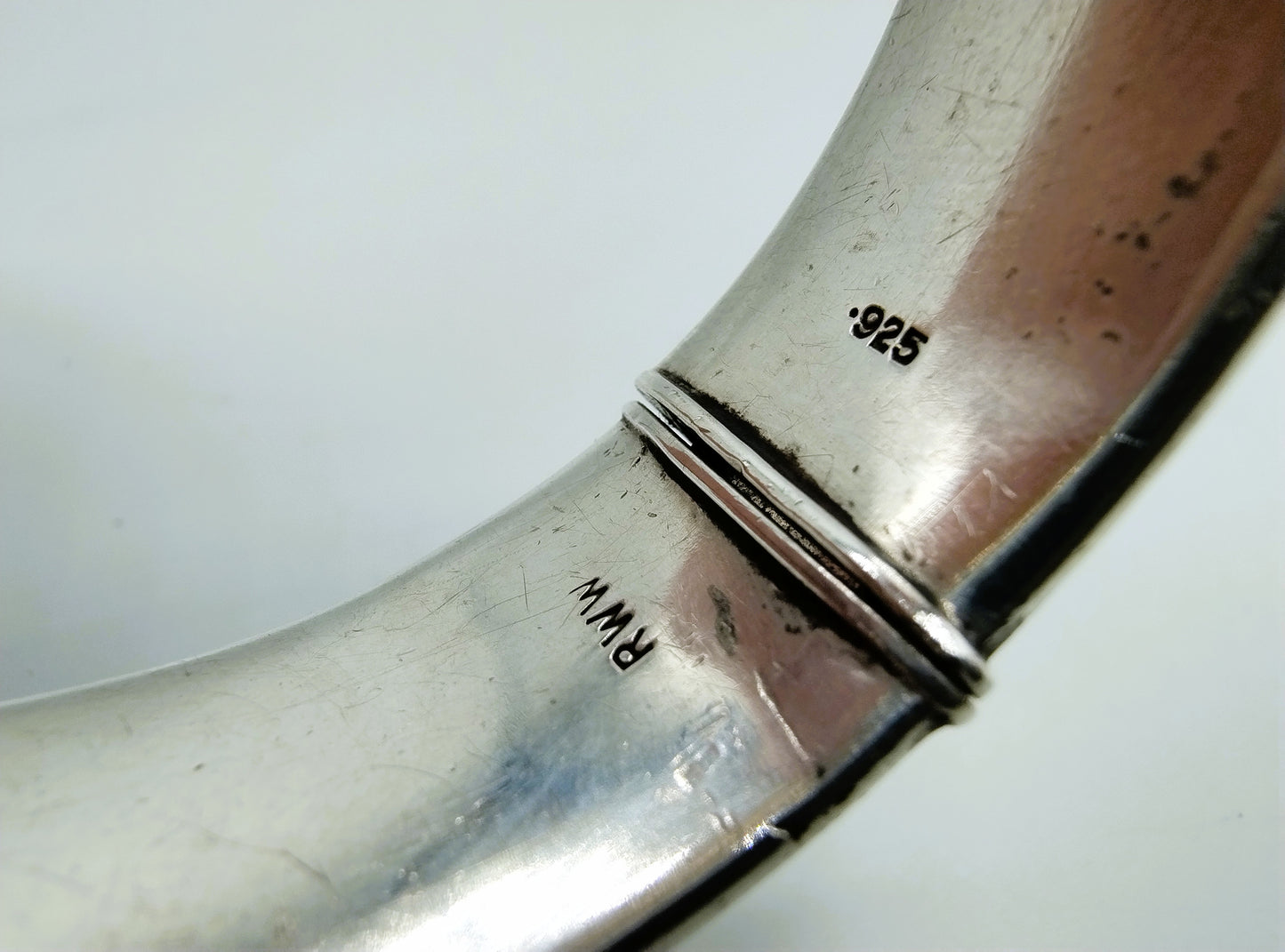 Zilveren armband met bloemmotief, Engeland.