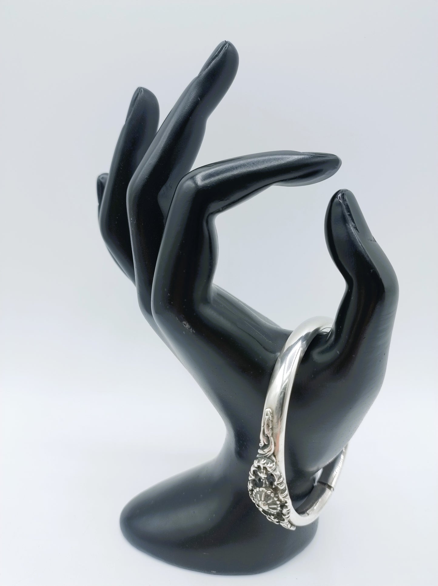 Zilveren slavenarmband met ornament