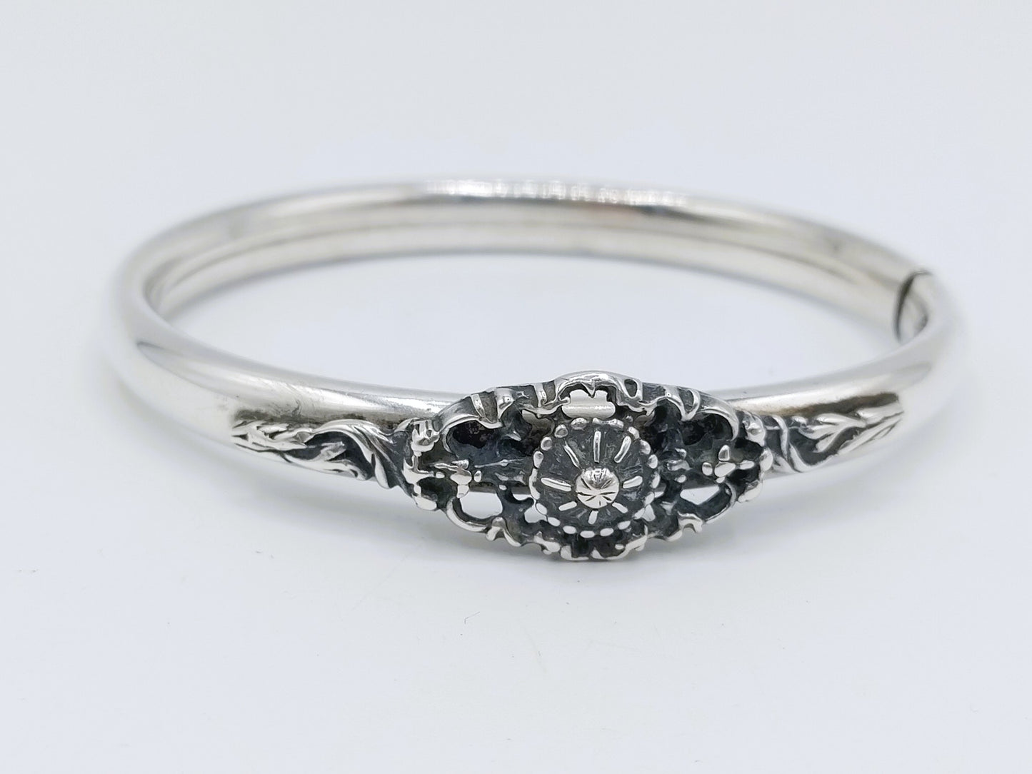 Zilveren slavenarmband met ornament