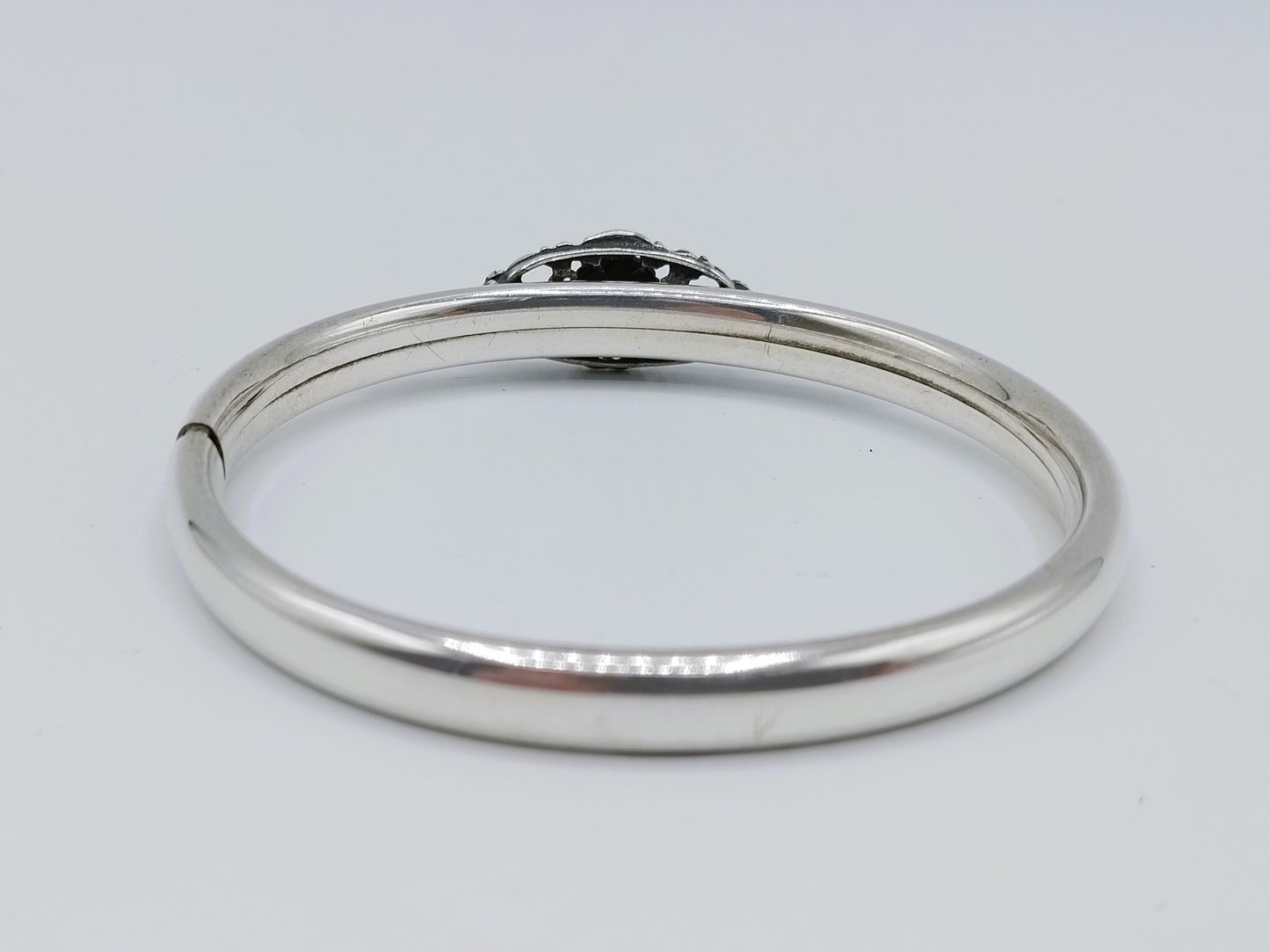 Zilveren slavenarmband met ornament