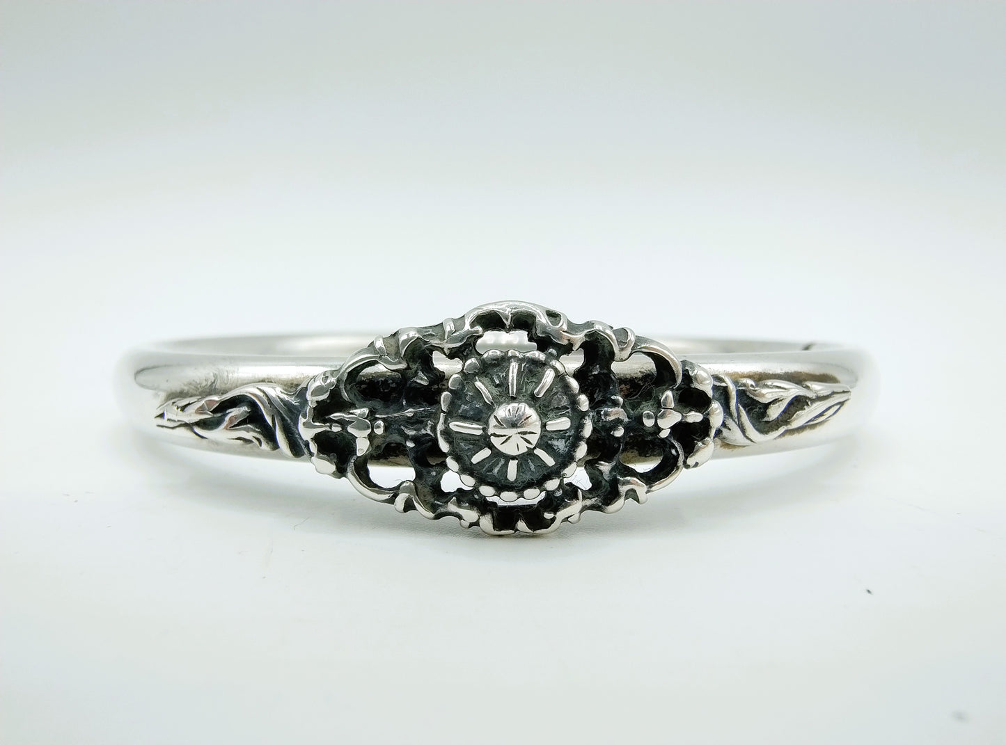 Zilveren slavenarmband met ornament