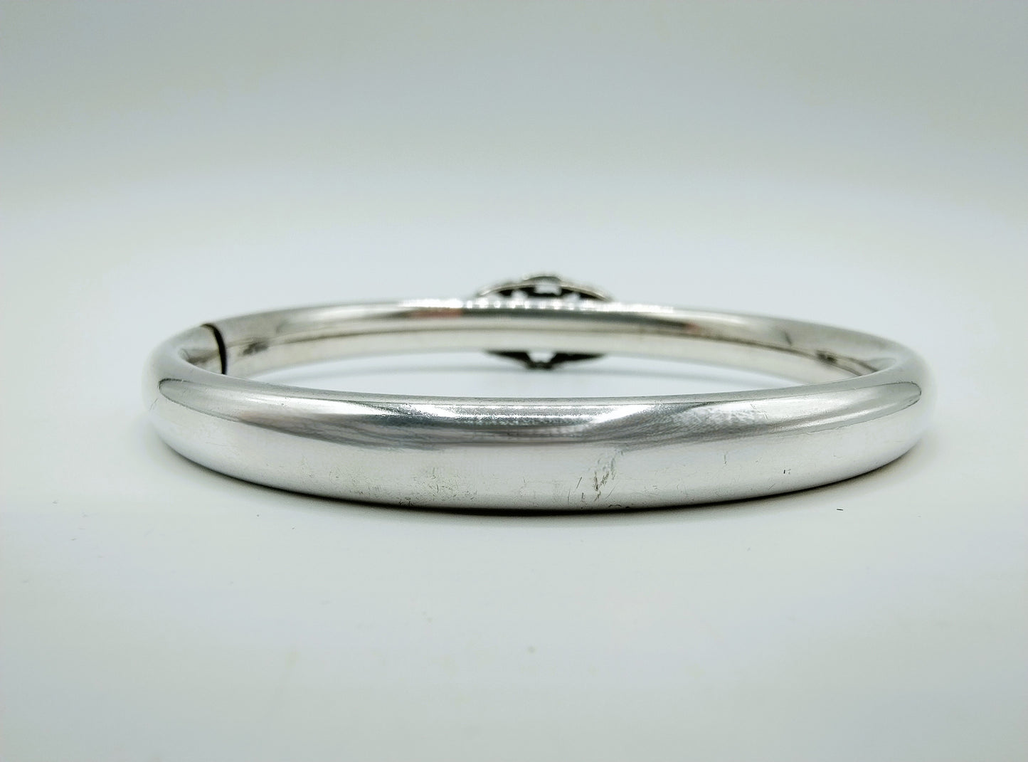 Zilveren slavenarmband met ornament