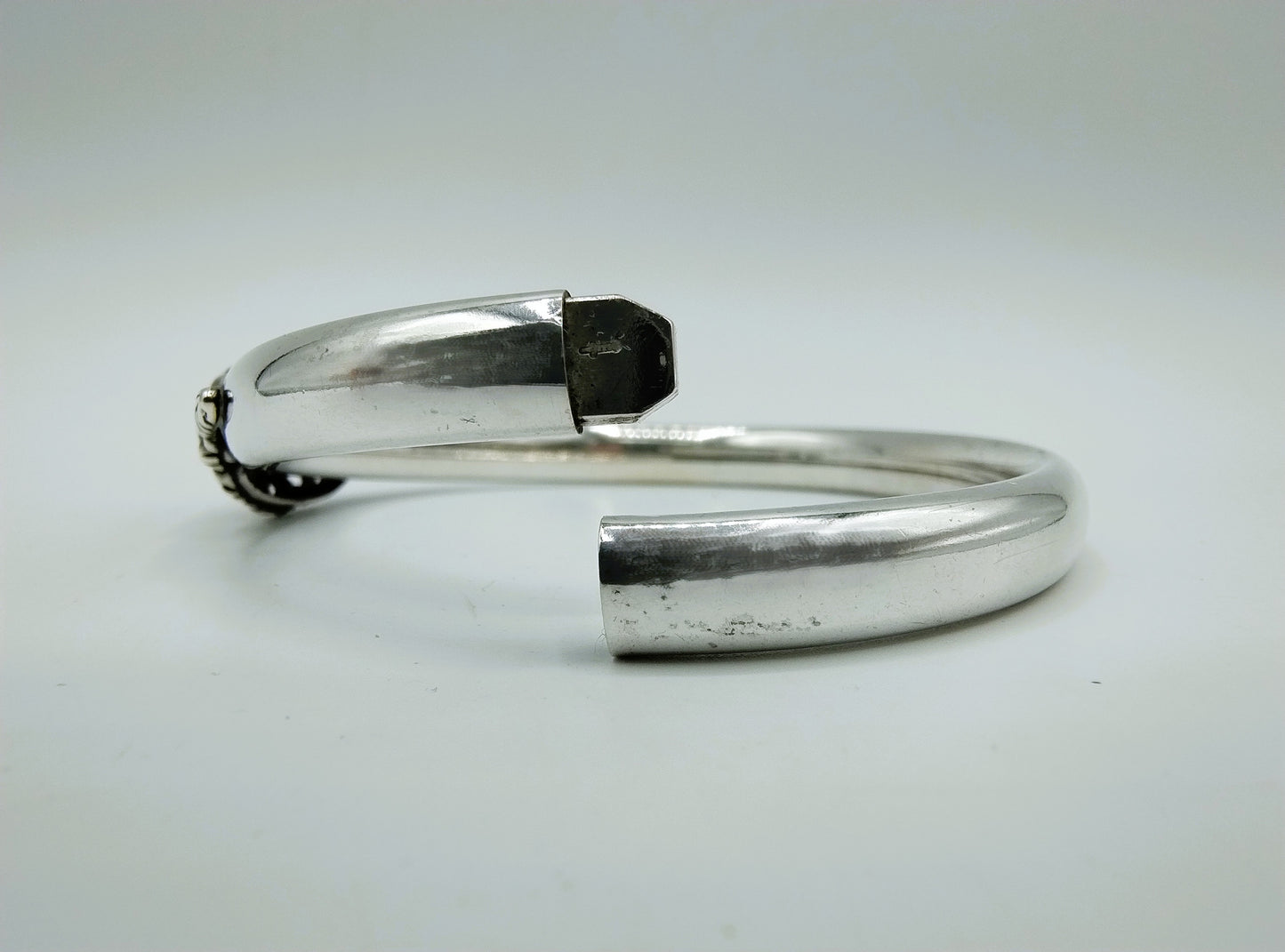 Zilveren slavenarmband met ornament
