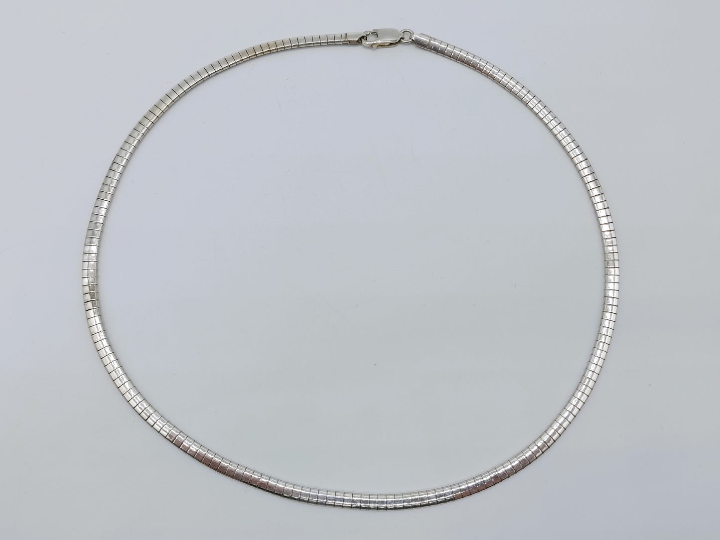 Zilveren omega ketting 45,5 cm.