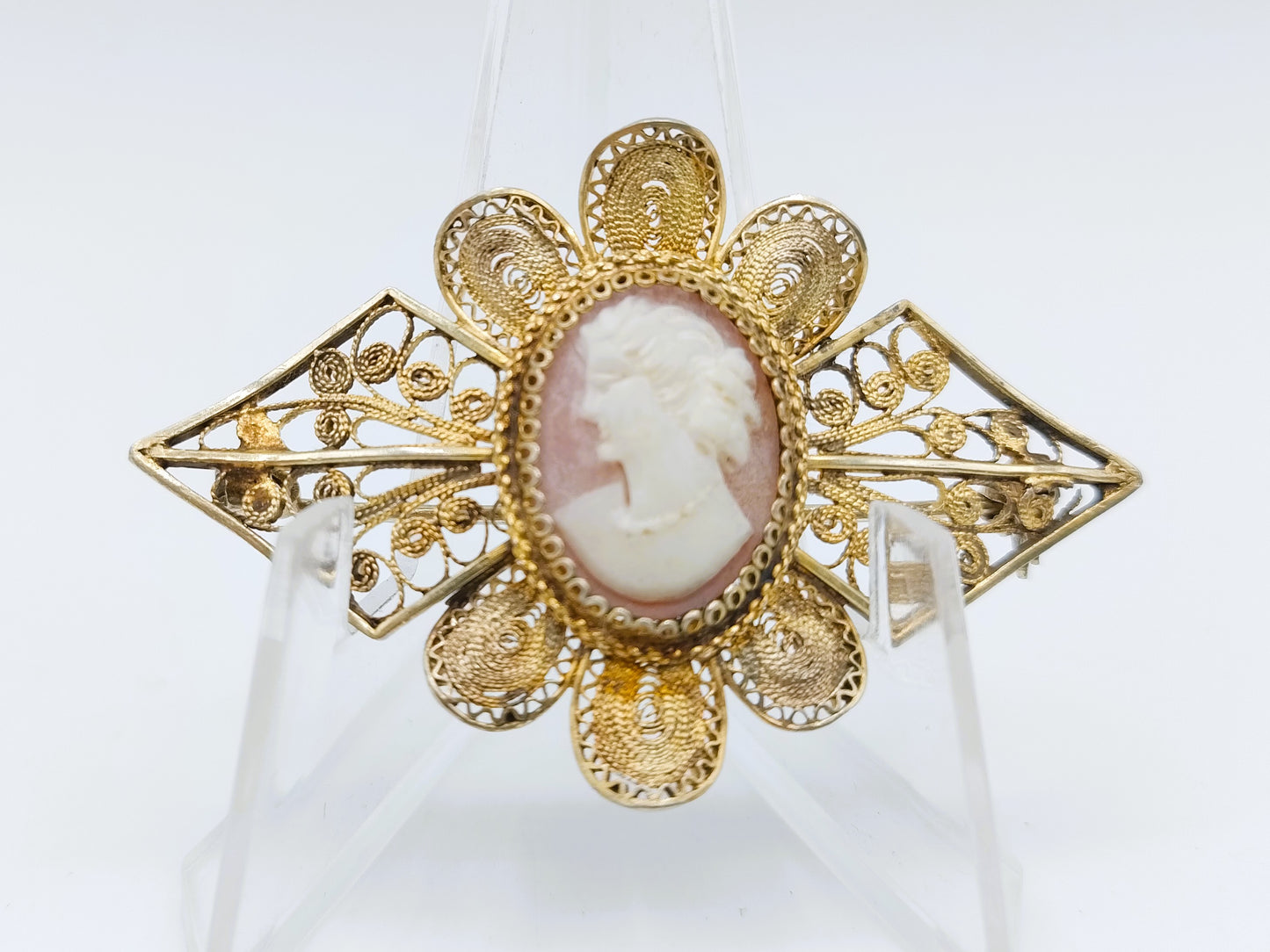 Zilveren filigrein broche bezet met camee, 900