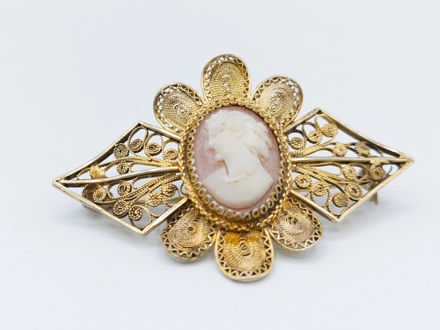 Zilveren filigrein broche bezet met camee, 900