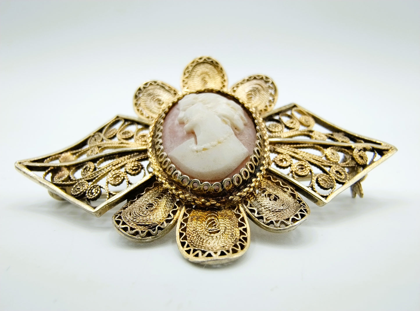 Zilveren filigrein broche bezet met camee, 900