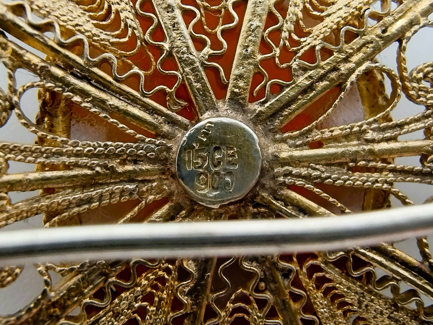 Zilveren filigrein broche bezet met camee, 900