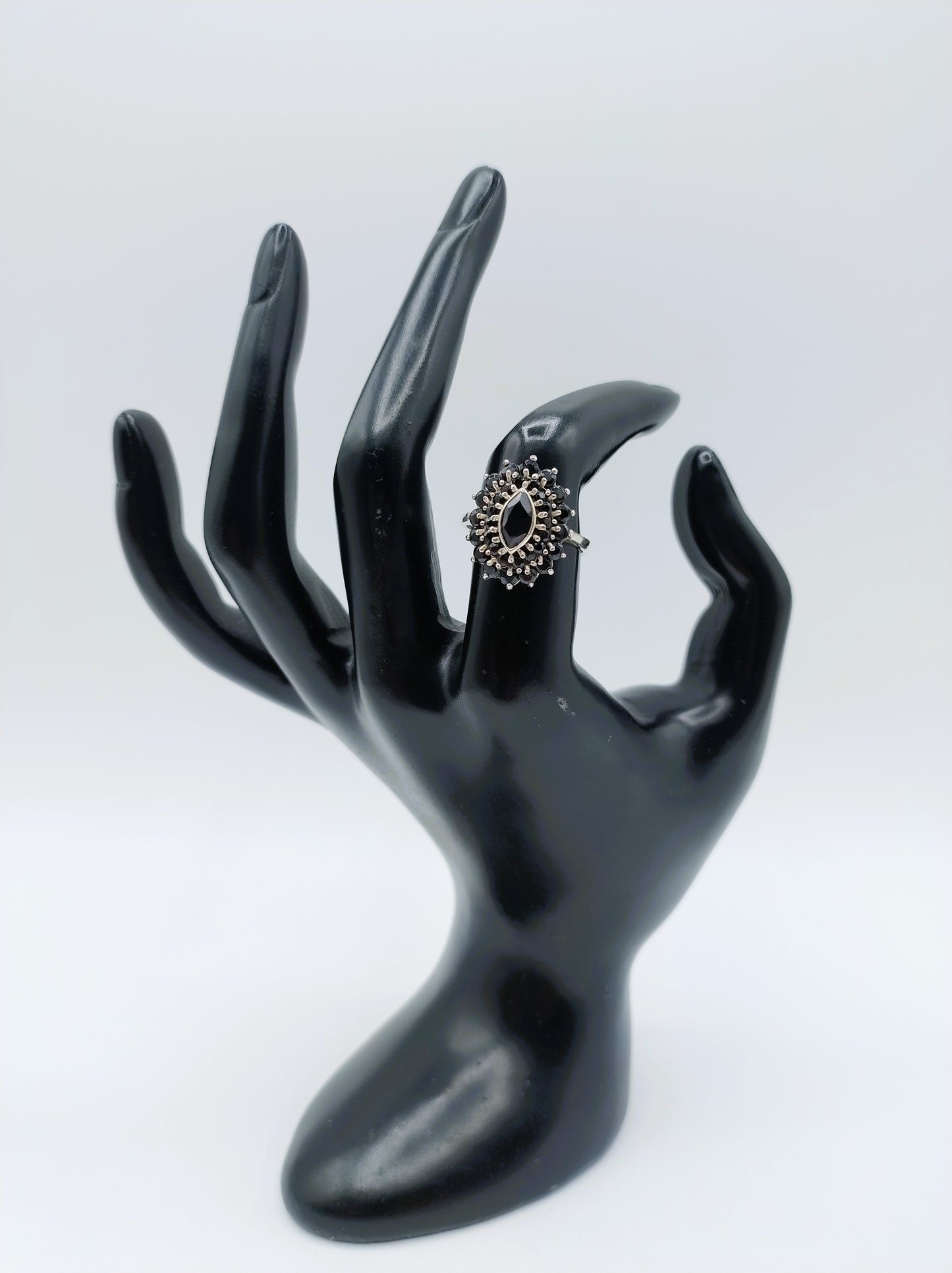 Zilveren ring met geslepen gitten, 18 mm