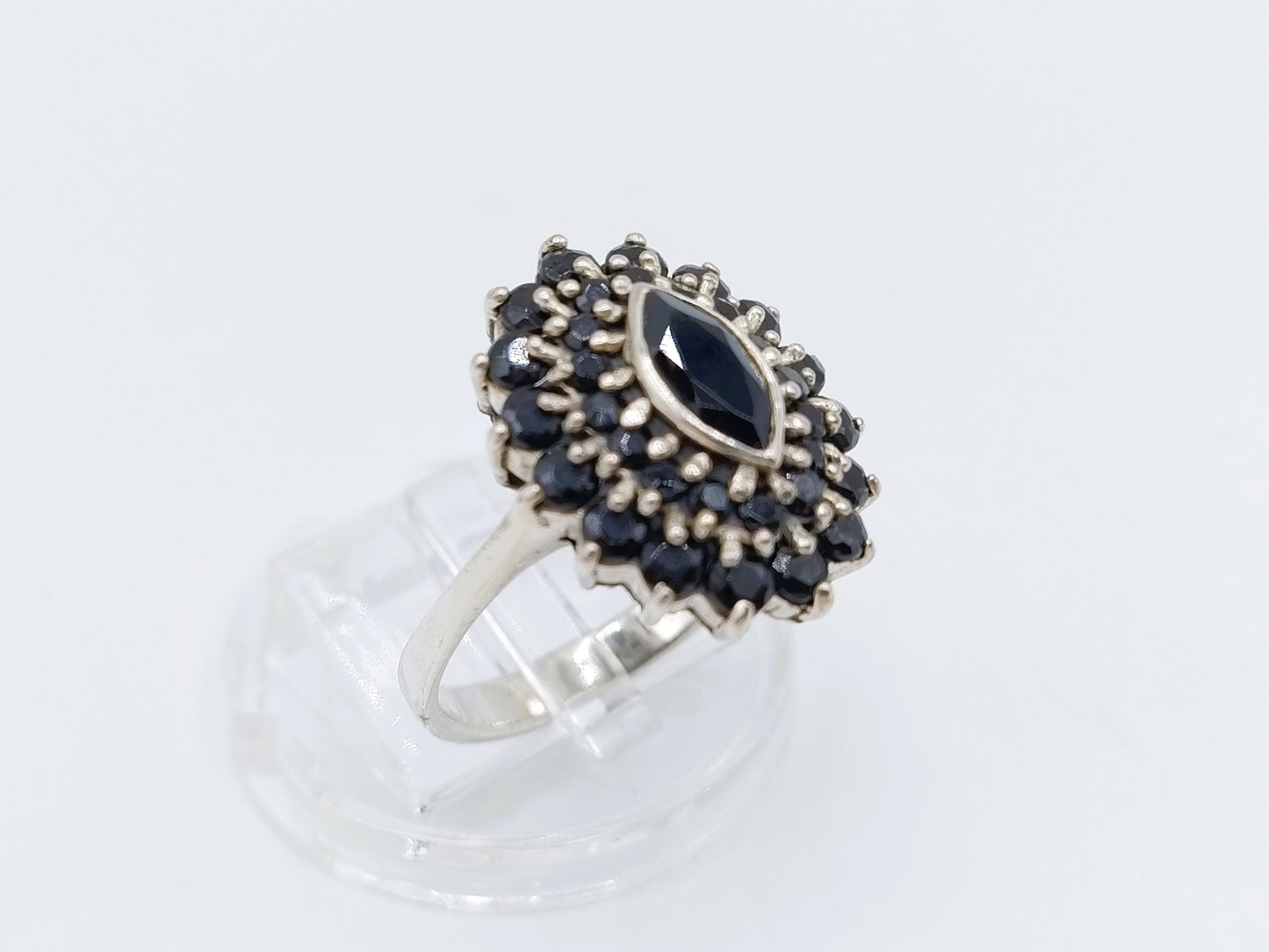 Zilveren ring met geslepen gitten, 18 mm