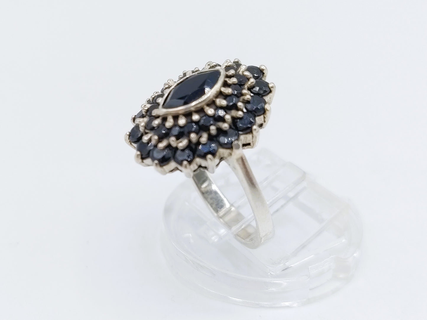 Zilveren ring met geslepen gitten, 18 mm