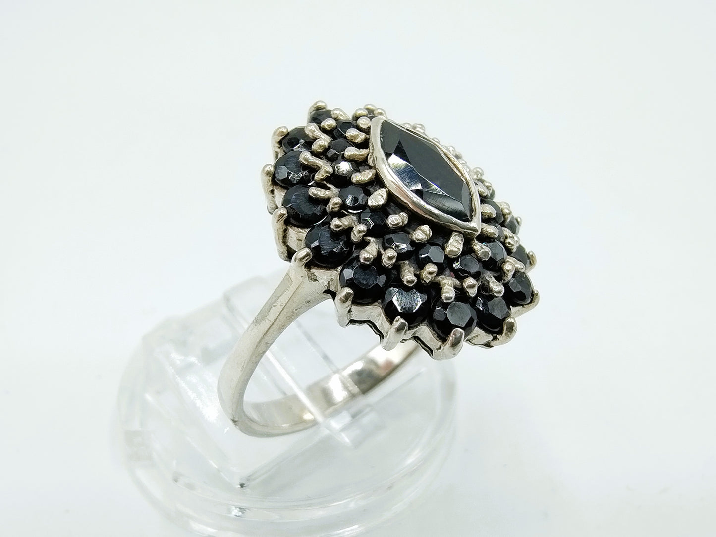 Zilveren ring met geslepen gitten, 18 mm