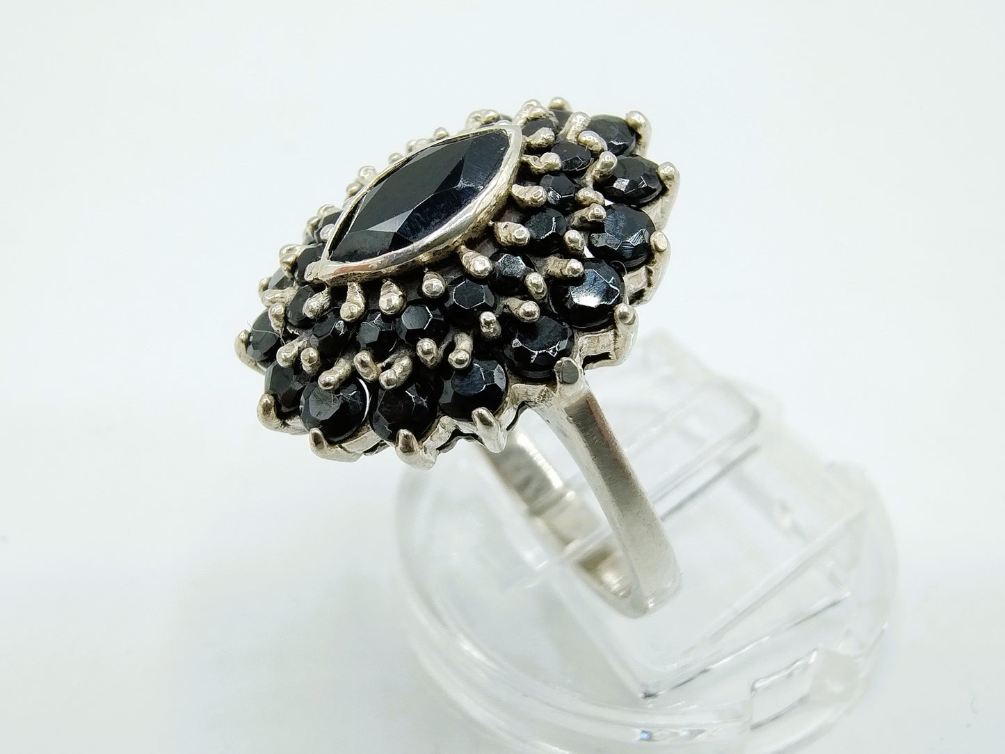 Zilveren ring met geslepen gitten, 18 mm