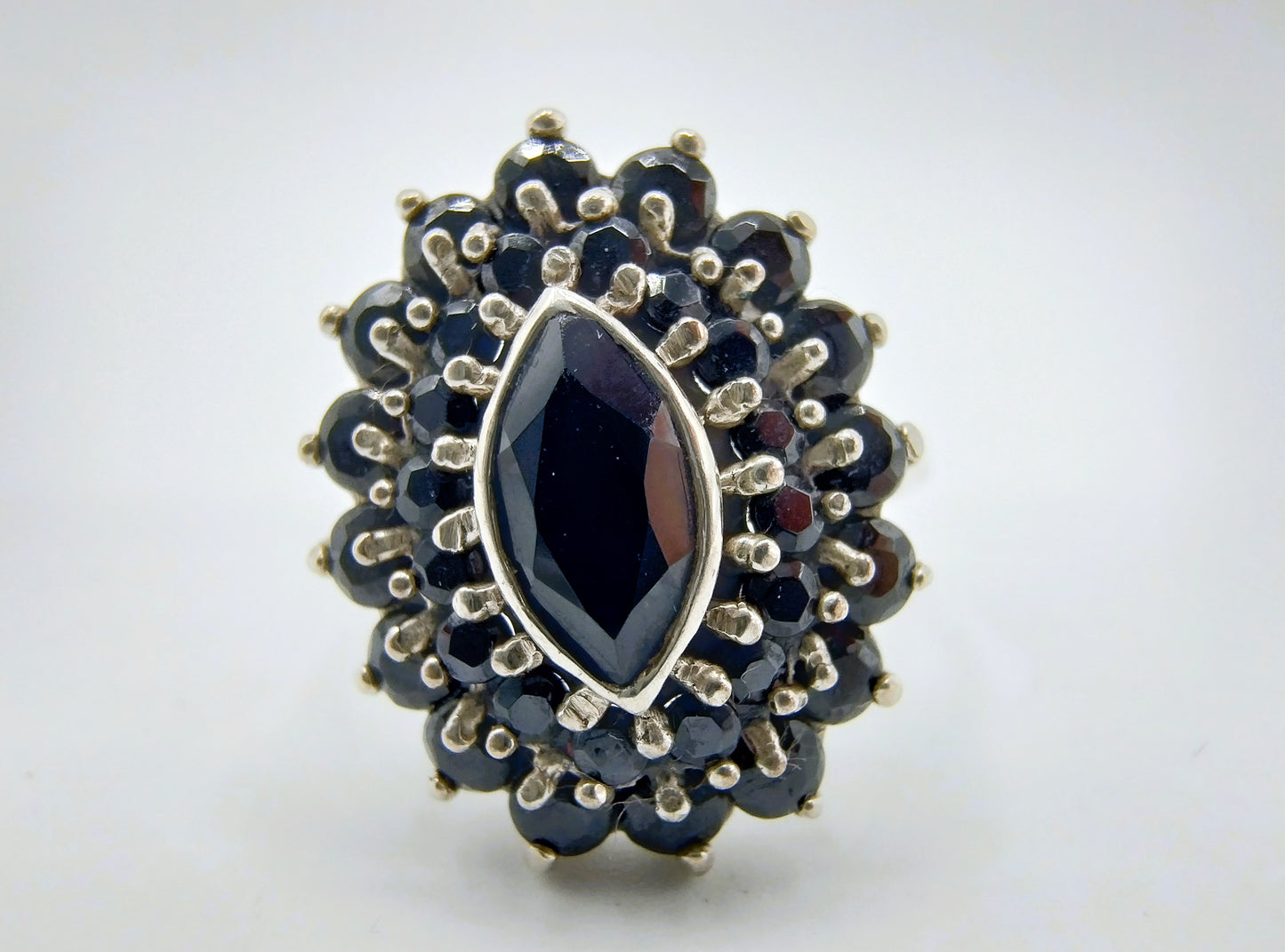 Zilveren ring met geslepen gitten, 18 mm